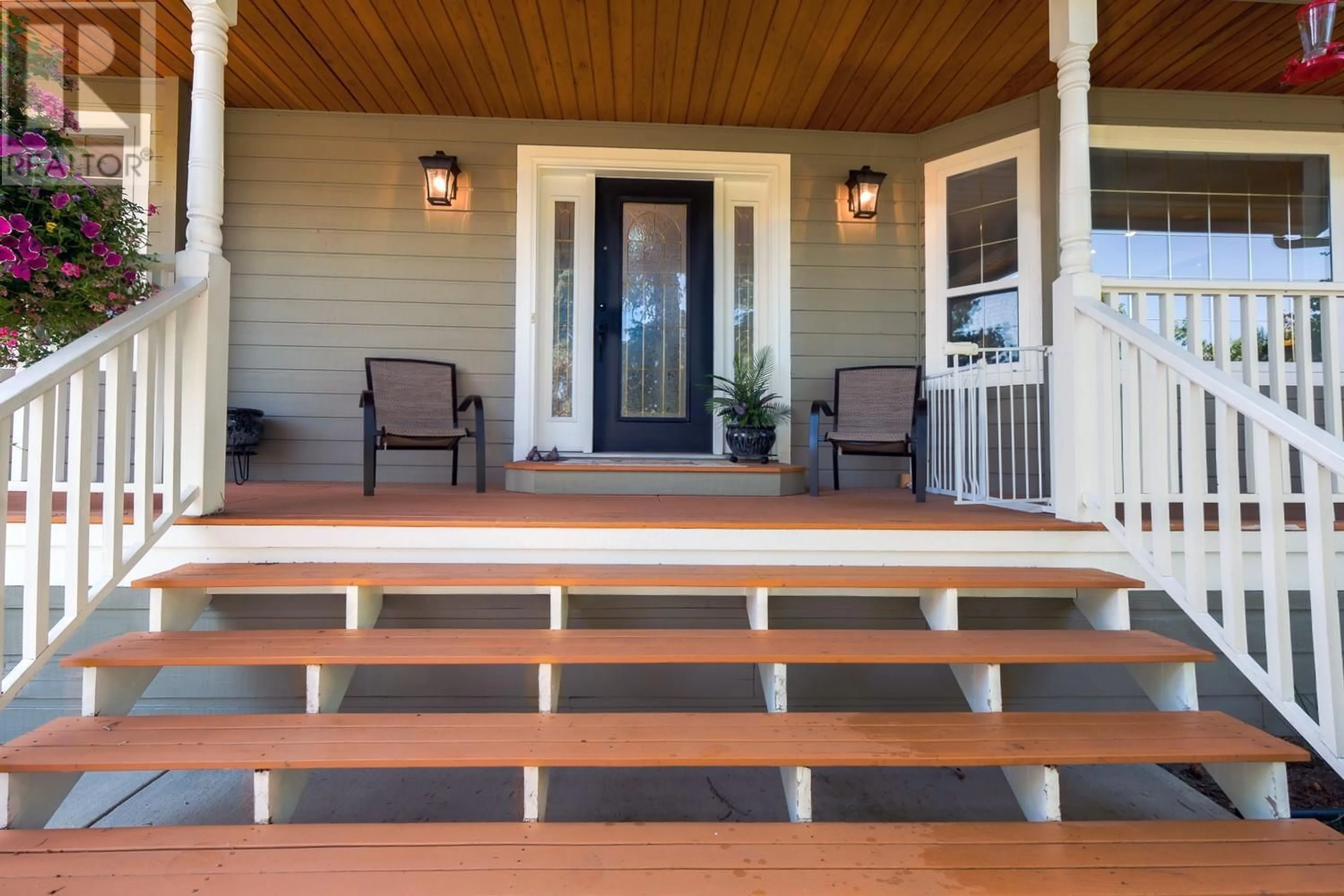 Indoor entryway for 942 Stikine Court, Kelowna British Columbia V1V2B2