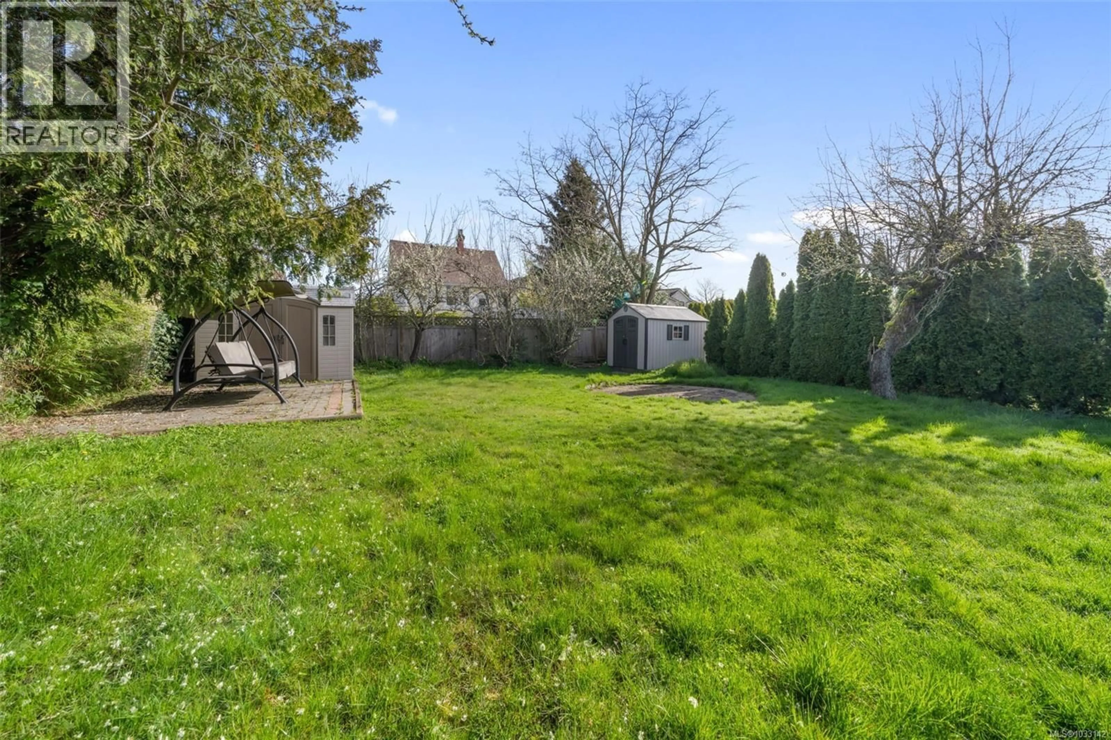 A pic from outside/outdoor area/front of a property/back of a property/a pic from drone, street for 450 OBED AVENUE, Saanich British Columbia V9A1K5