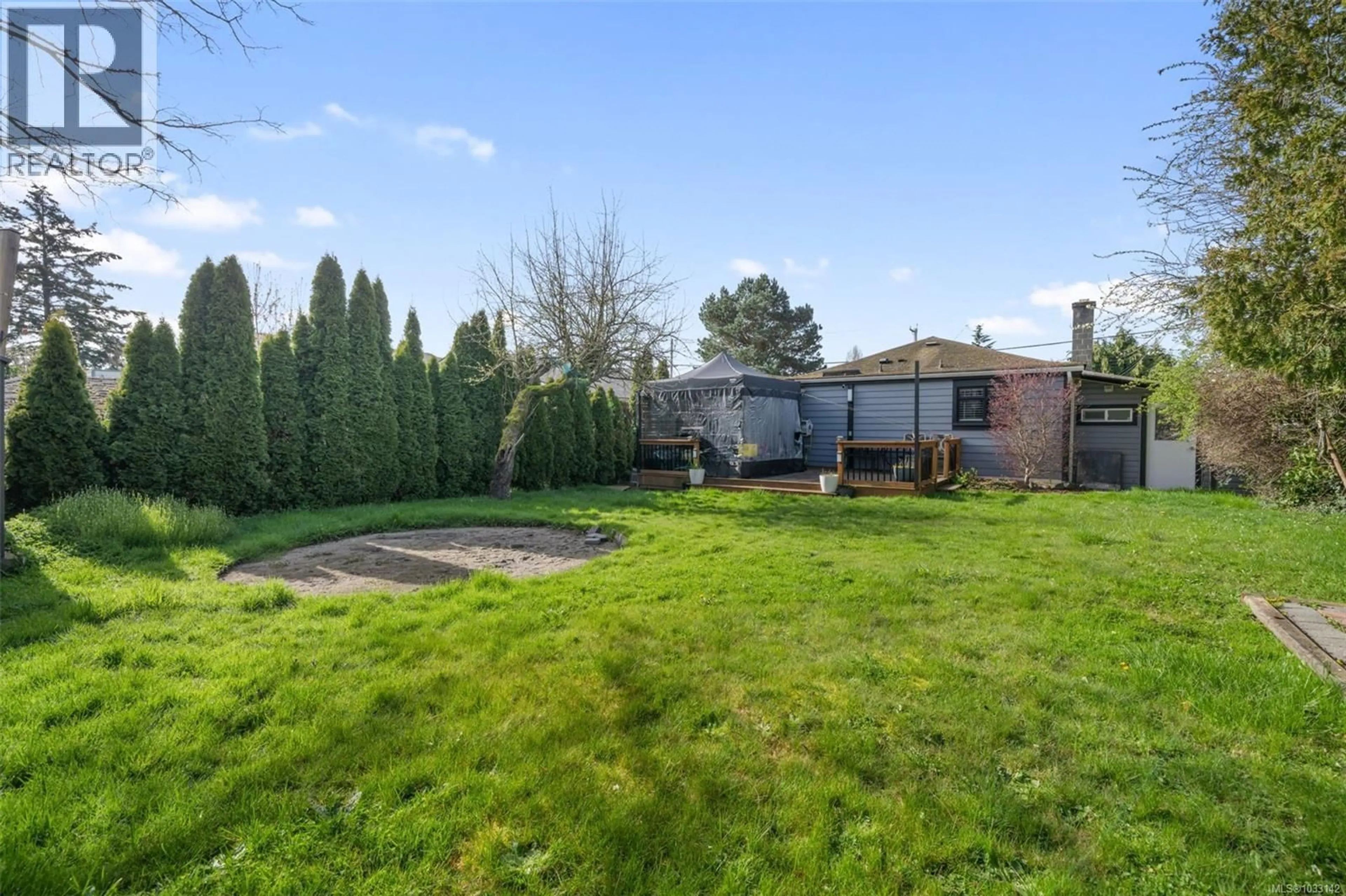 A pic from outside/outdoor area/front of a property/back of a property/a pic from drone, unknown for 450 OBED AVENUE, Saanich British Columbia V9A1K5