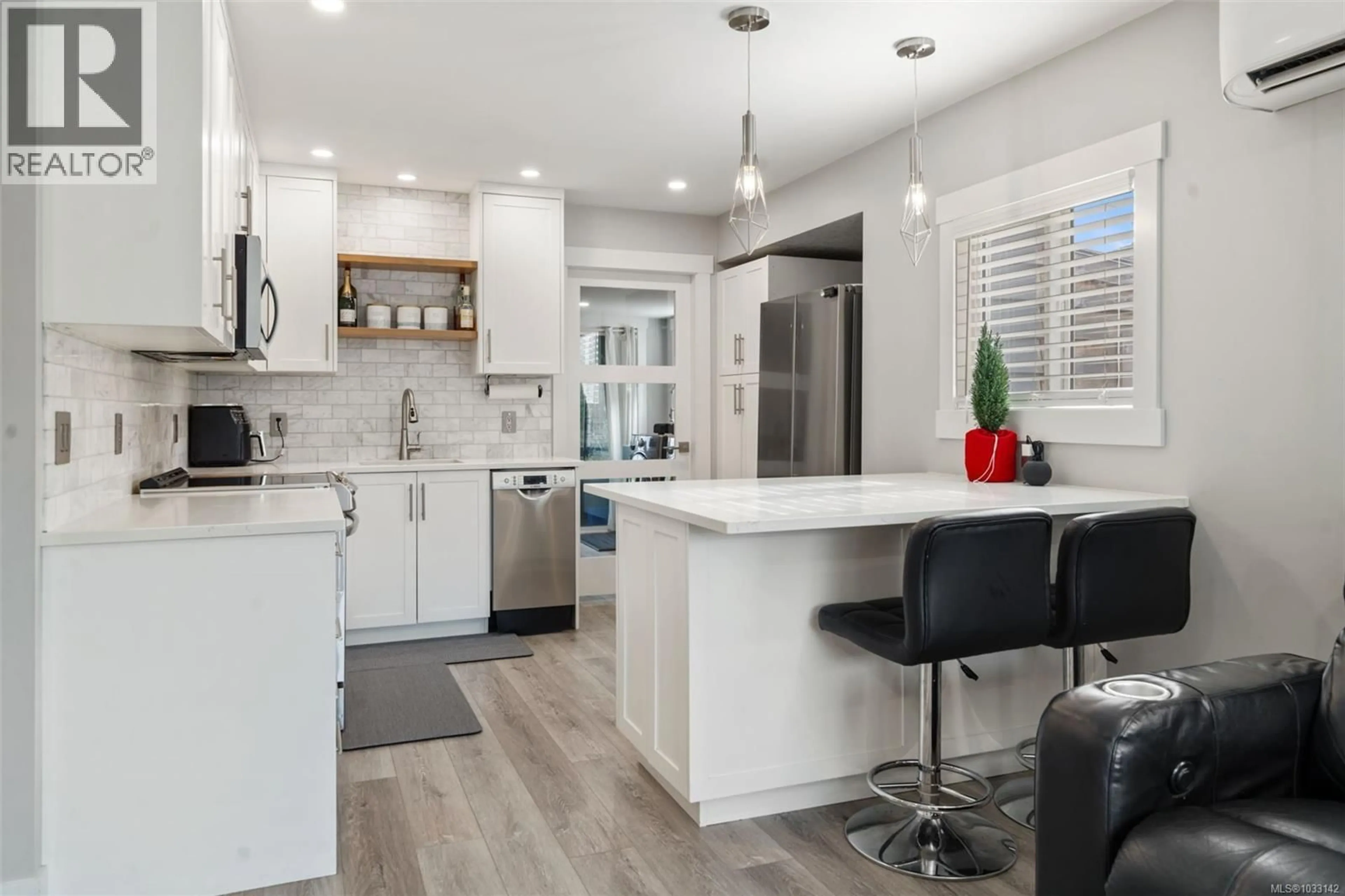 Open concept kitchen, unknown for 450 OBED AVENUE, Saanich British Columbia V9A1K5