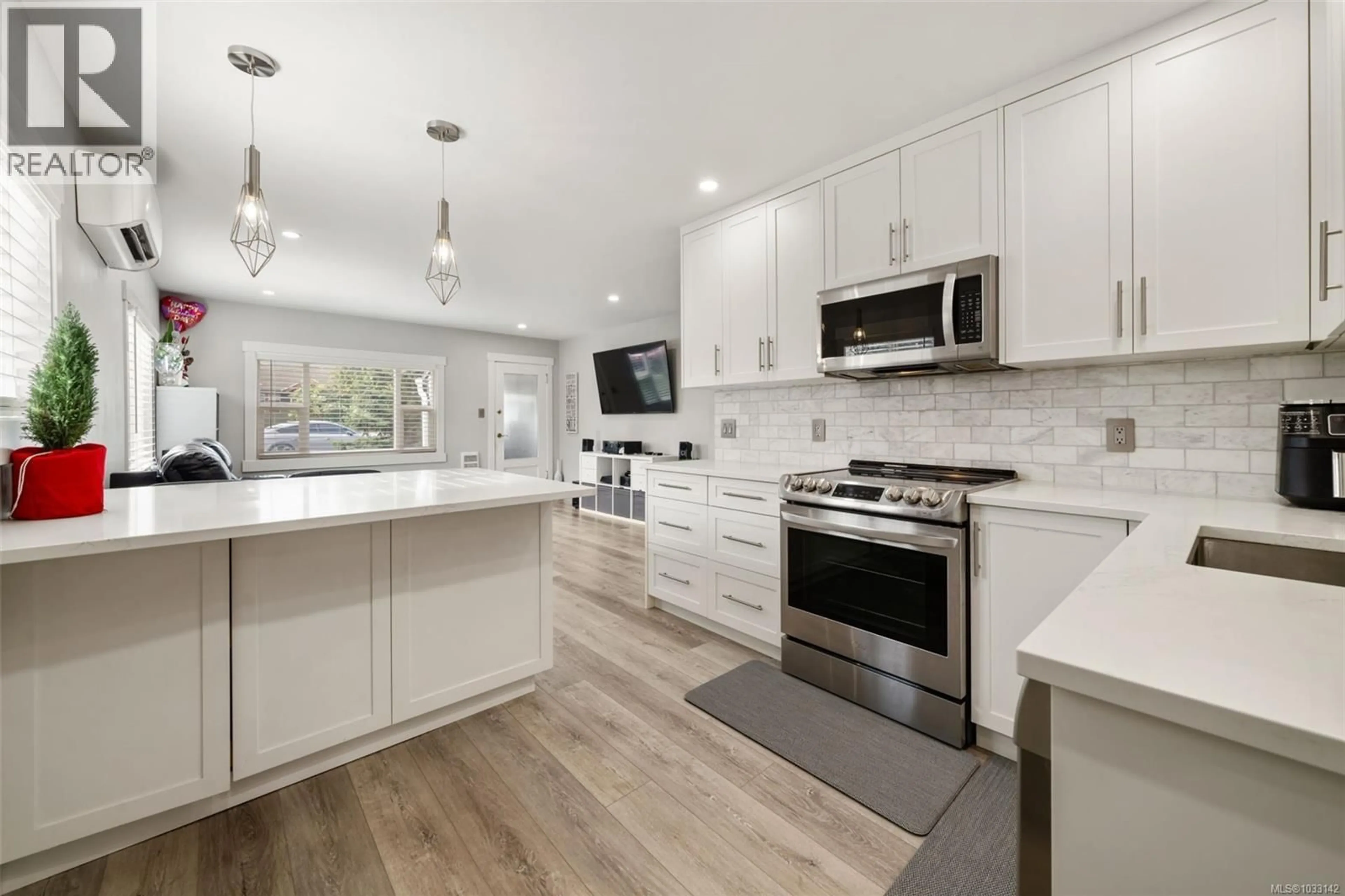 Open concept kitchen, ceramic/tile floor for 450 OBED AVENUE, Saanich British Columbia V9A1K5