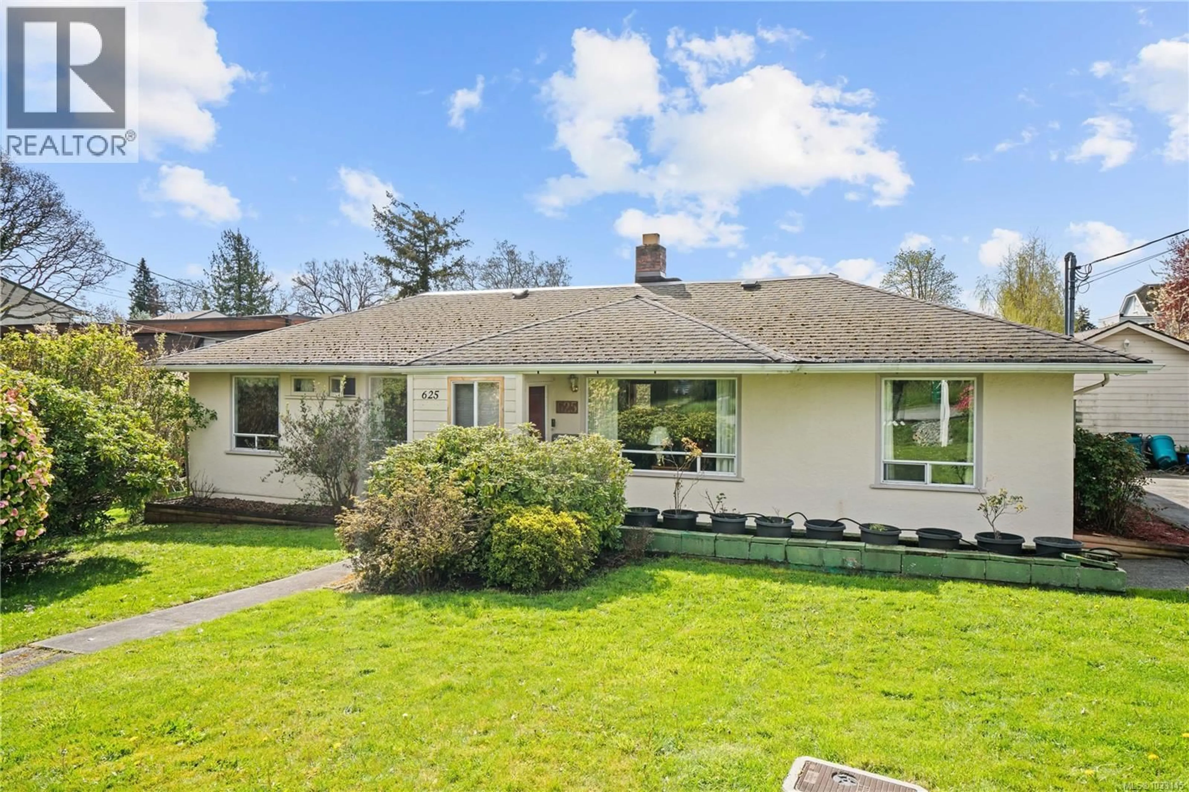 A pic from outside/outdoor area/front of a property/back of a property/a pic from drone, street for 625 BROADWAY STREET, Saanich British Columbia V8Z2G5
