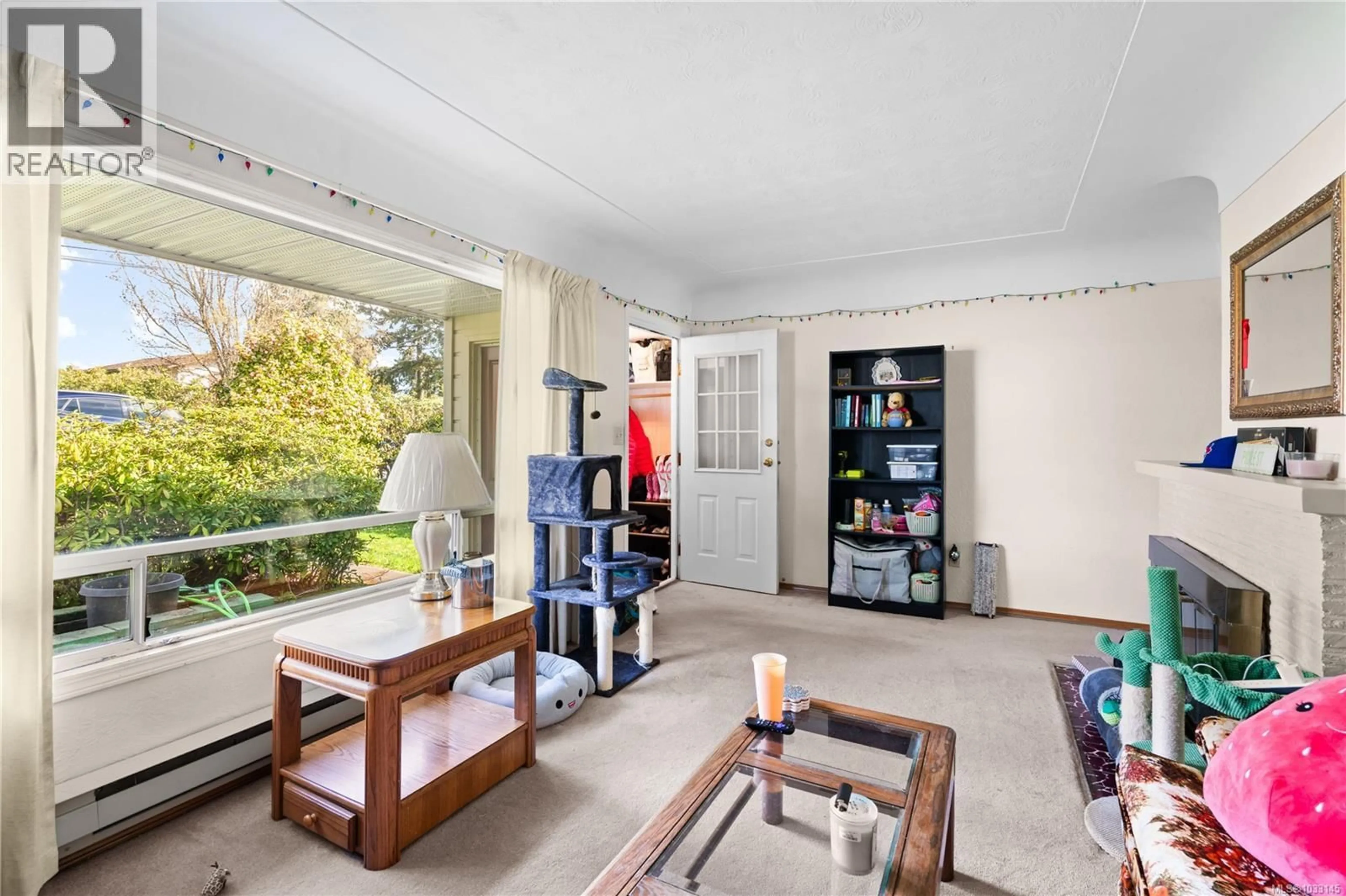 Living room with furniture, unknown for 625 BROADWAY STREET, Saanich British Columbia V8Z2G5