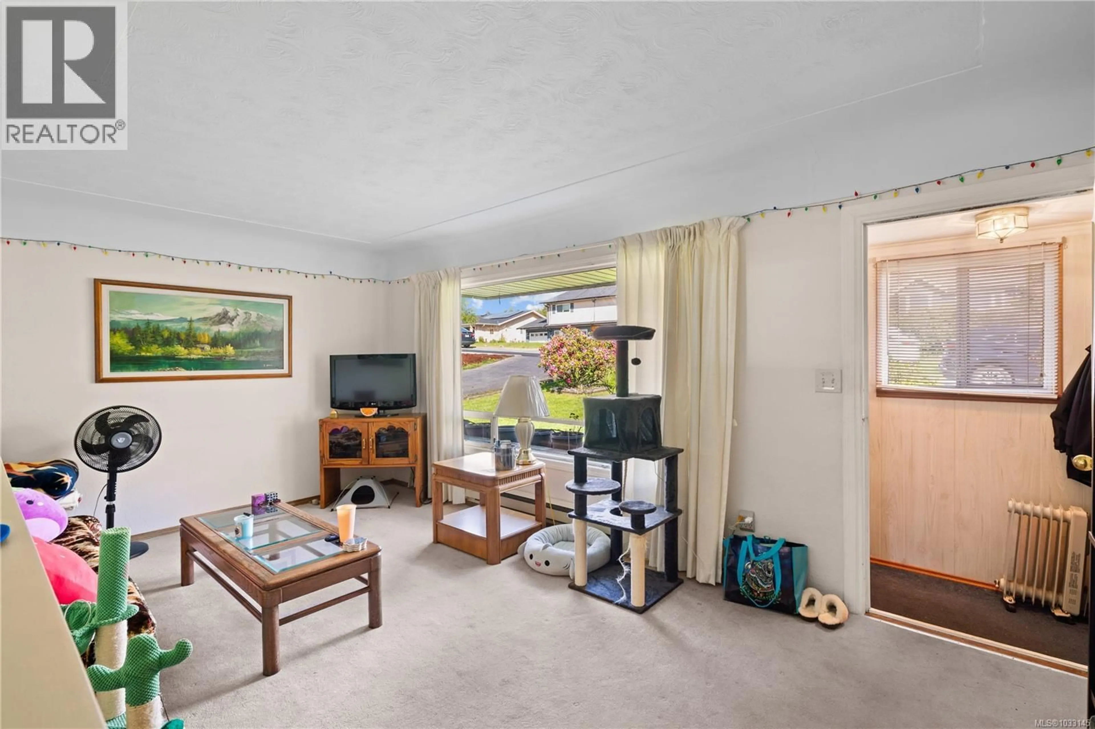 Living room with furniture, unknown for 625 BROADWAY STREET, Saanich British Columbia V8Z2G5