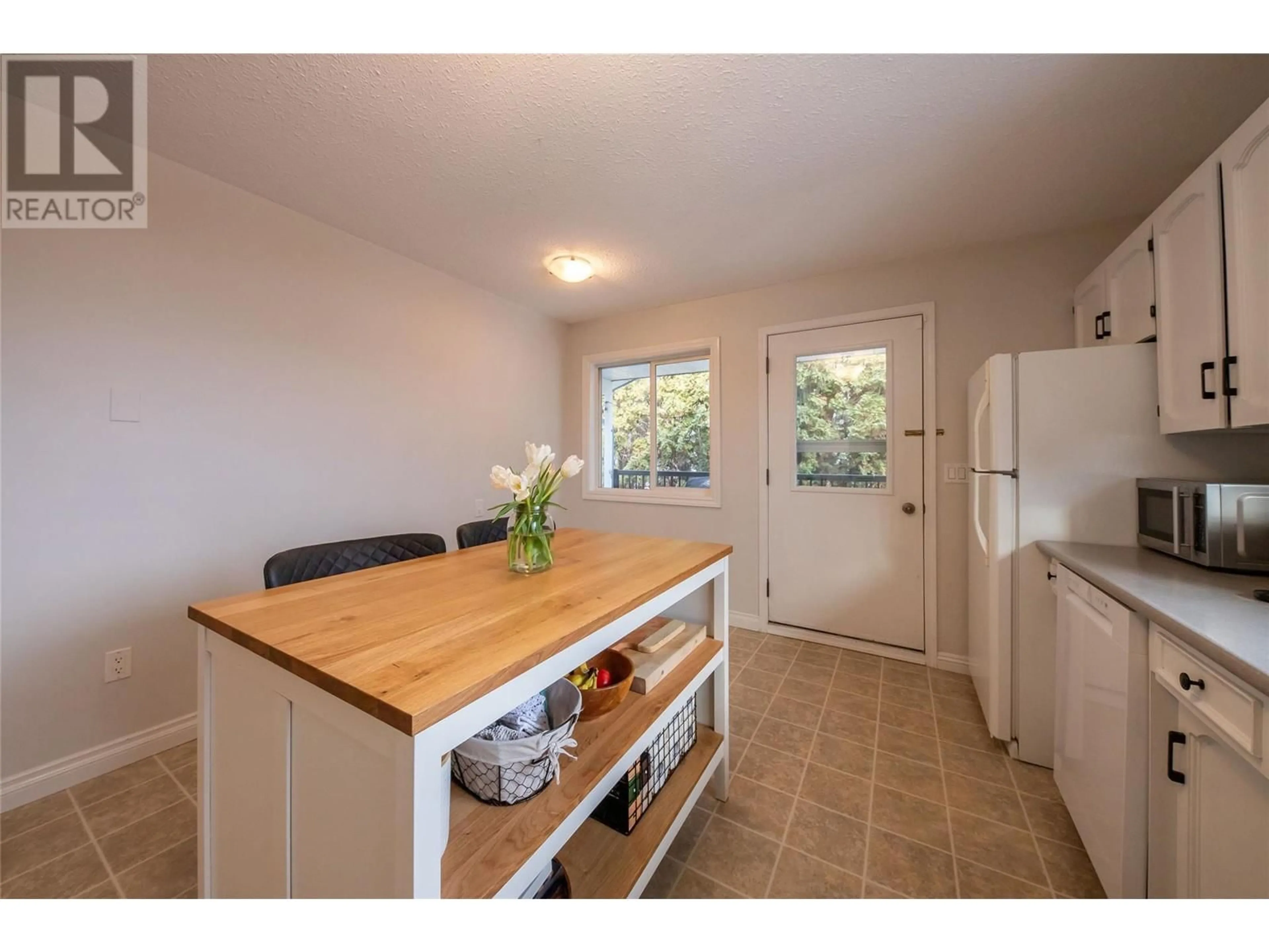 Standard kitchen, unknown for 940 McArthur Drive, Kamloops British Columbia V2B7L5