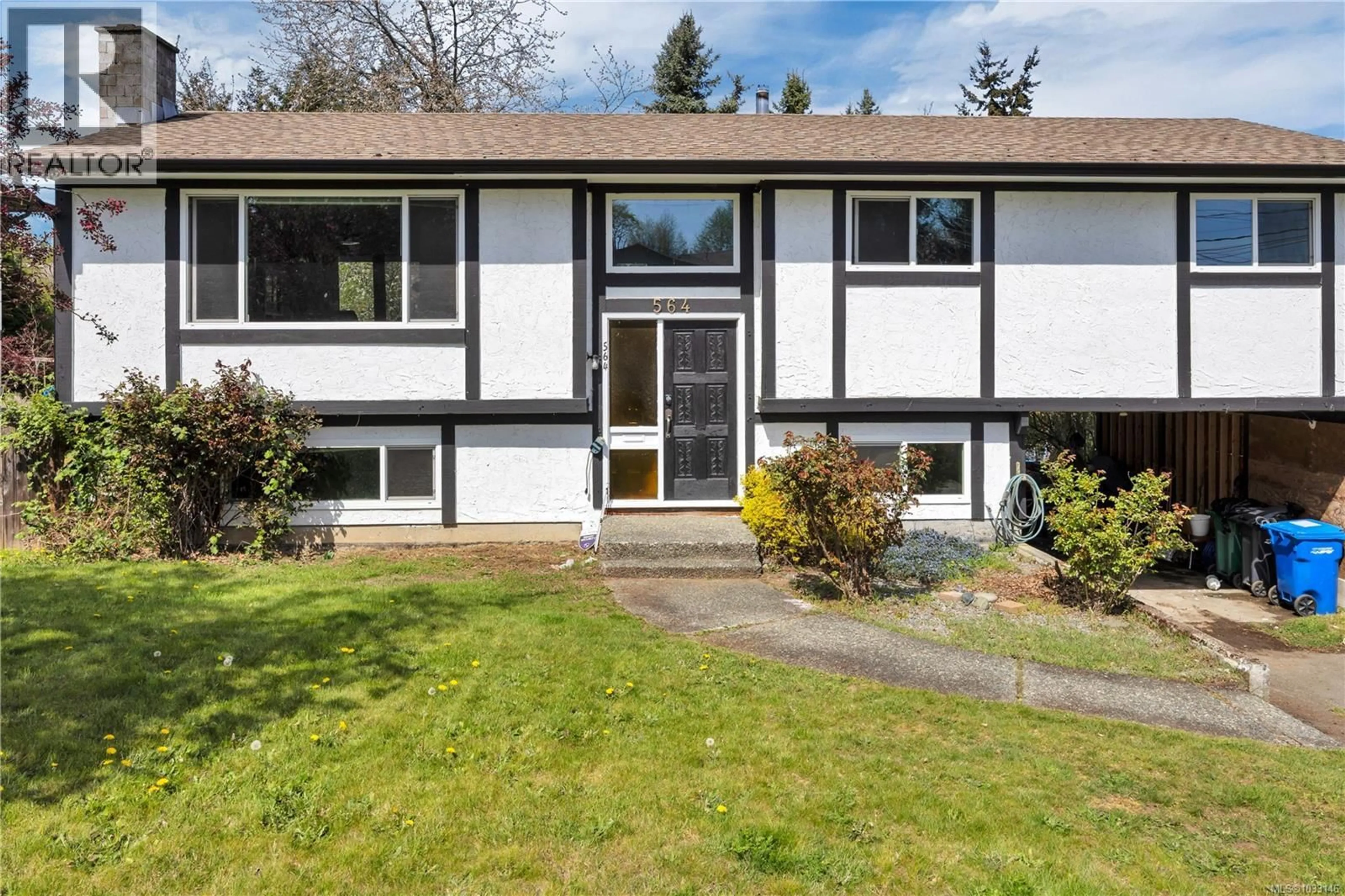 Home with vinyl exterior material, street for 564 NOVA STREET, Nanaimo British Columbia V9R5N5