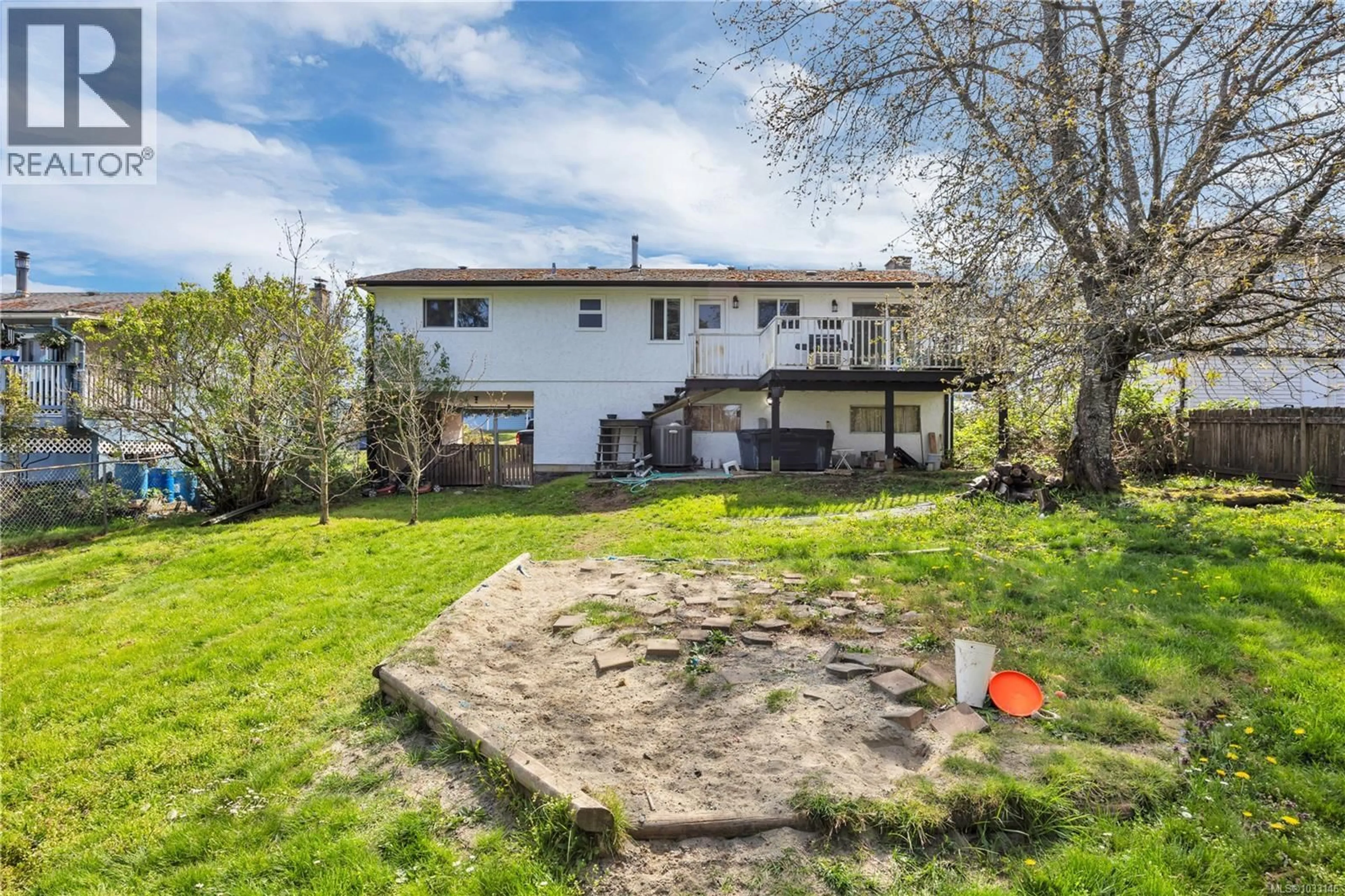 A pic from outside/outdoor area/front of a property/back of a property/a pic from drone, building for 564 NOVA STREET, Nanaimo British Columbia V9R5N5
