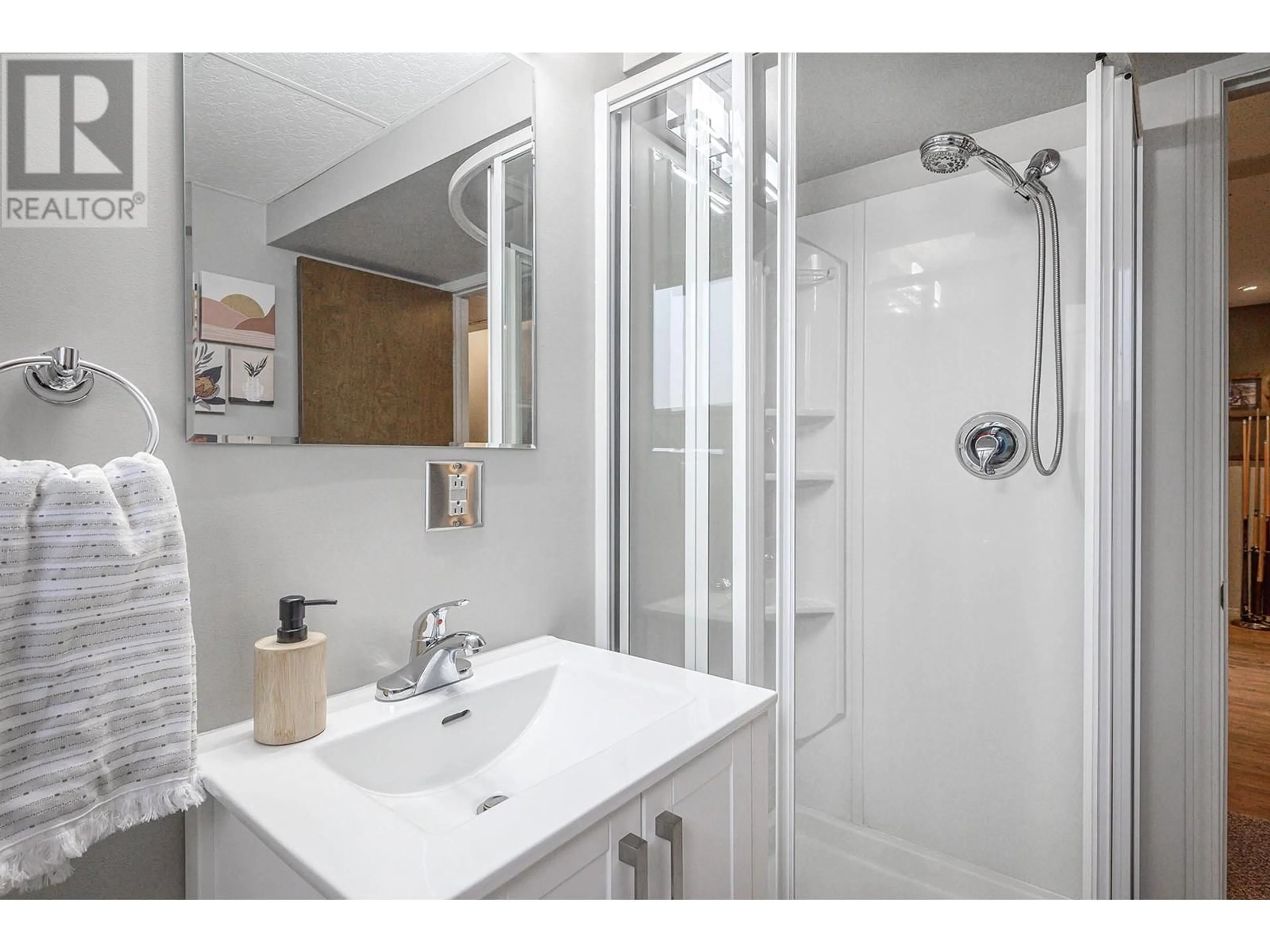 Standard bathroom, ceramic/tile floor for 6277 CHUKAR Drive, Kamloops British Columbia V2C4T6