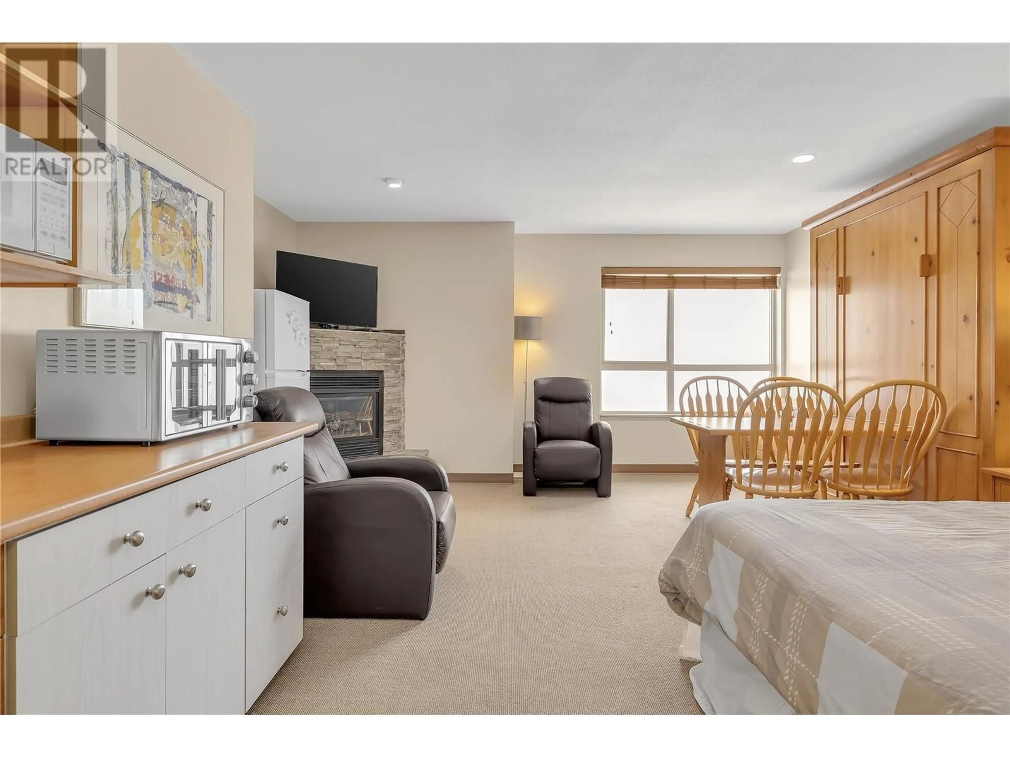 Living room with furniture, unknown for 326 - 5340 BIG WHITE ROAD, Big White British Columbia V1X4K5