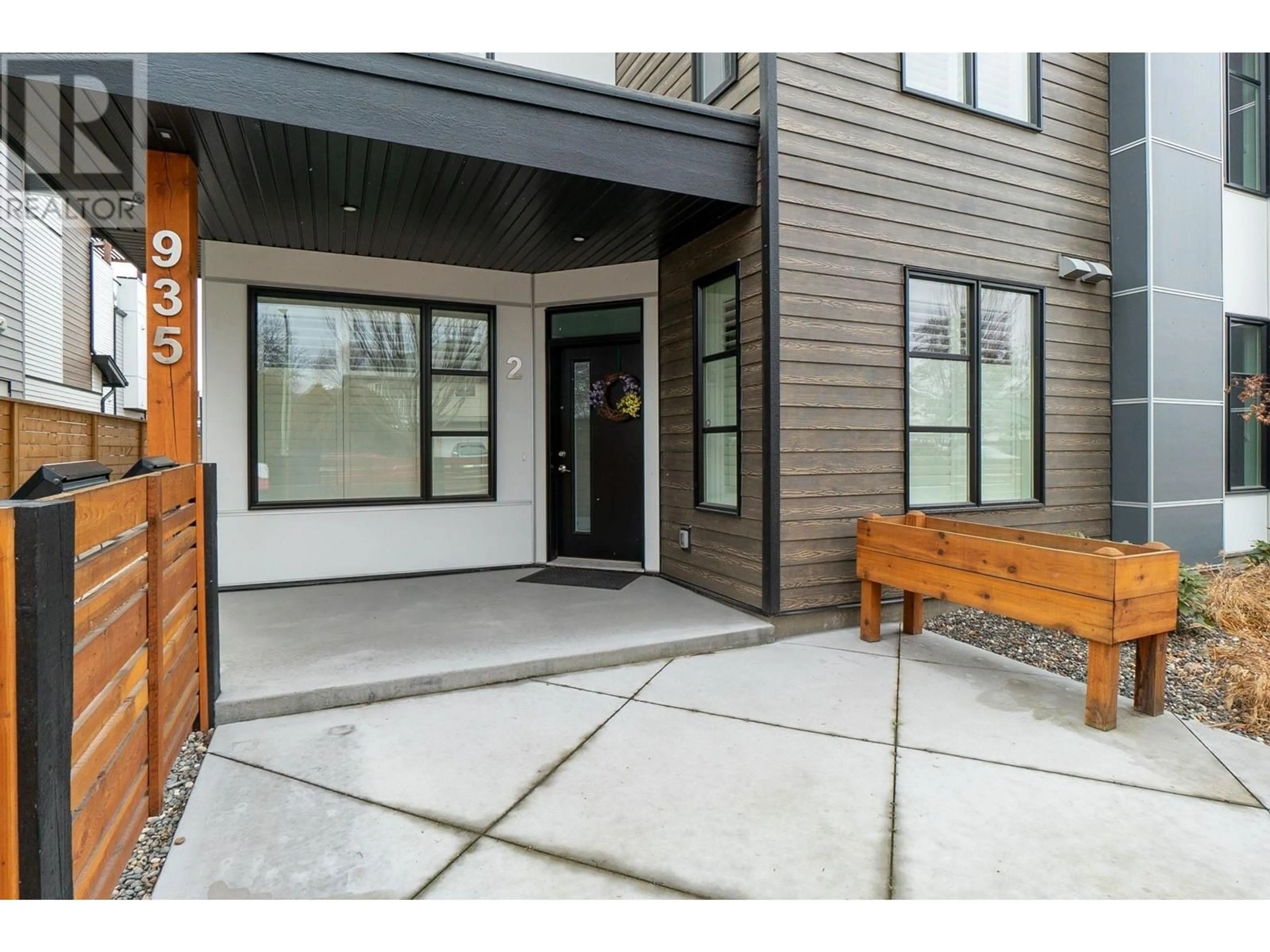 Indoor entryway for 935 Borden Avenue Unit# 2, Kelowna British Columbia V1Y6A5