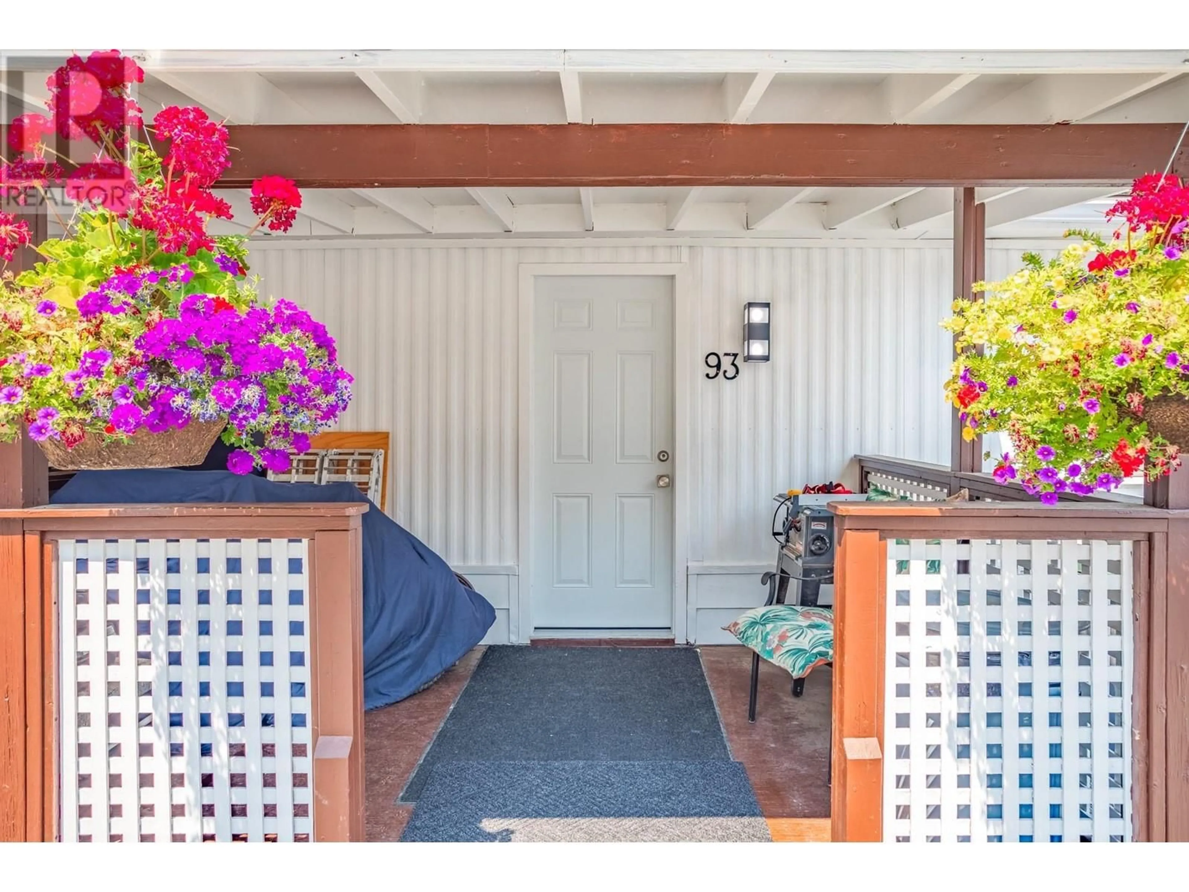Indoor entryway for 93 - 4075 MCCLAIN ROAD, Kelowna British Columbia V1W4R4