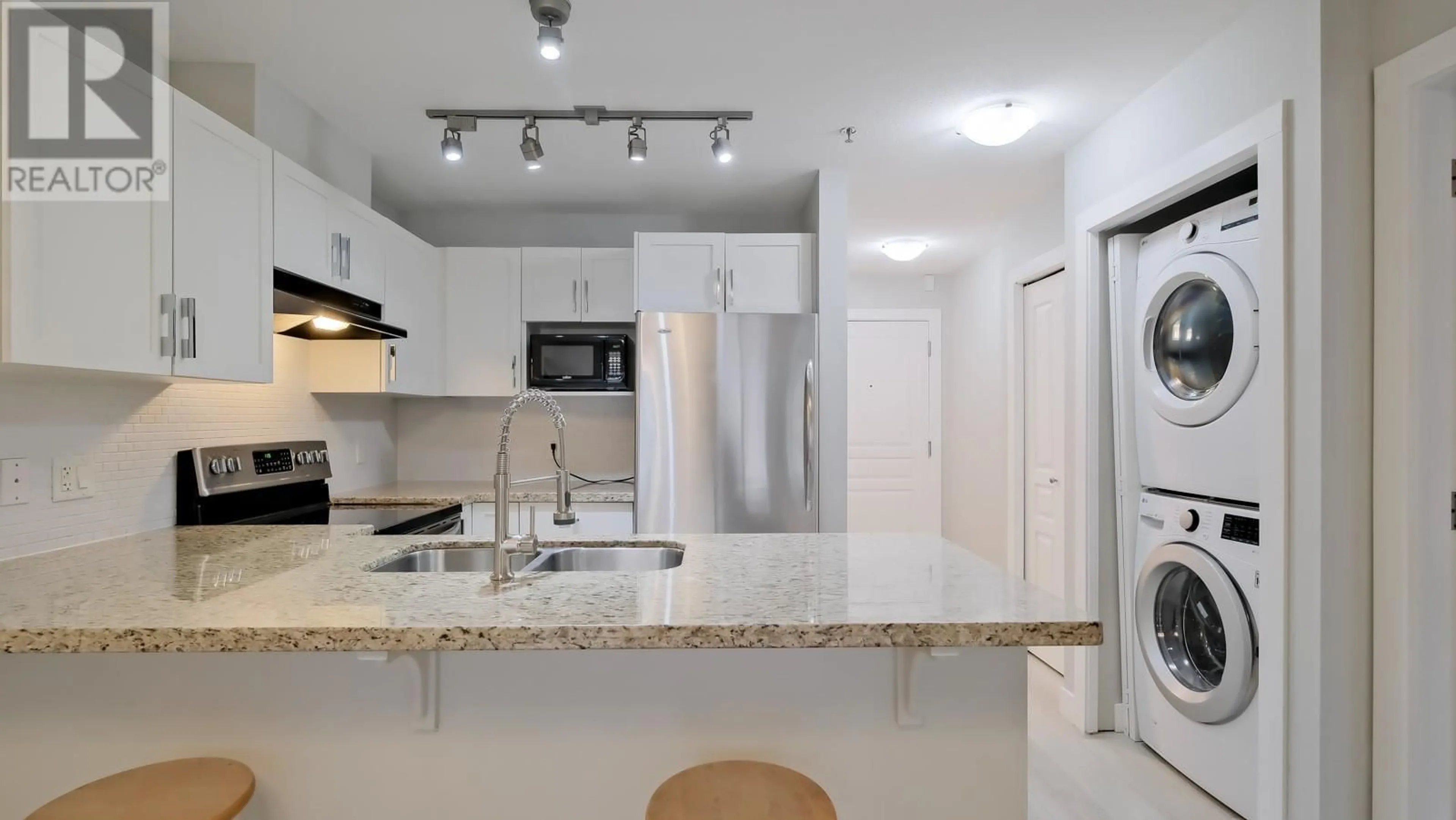 Open concept kitchen, ceramic/tile floor for 1083 Sunset Drive Unit# 319, Kelowna British Columbia V1Y9Z1