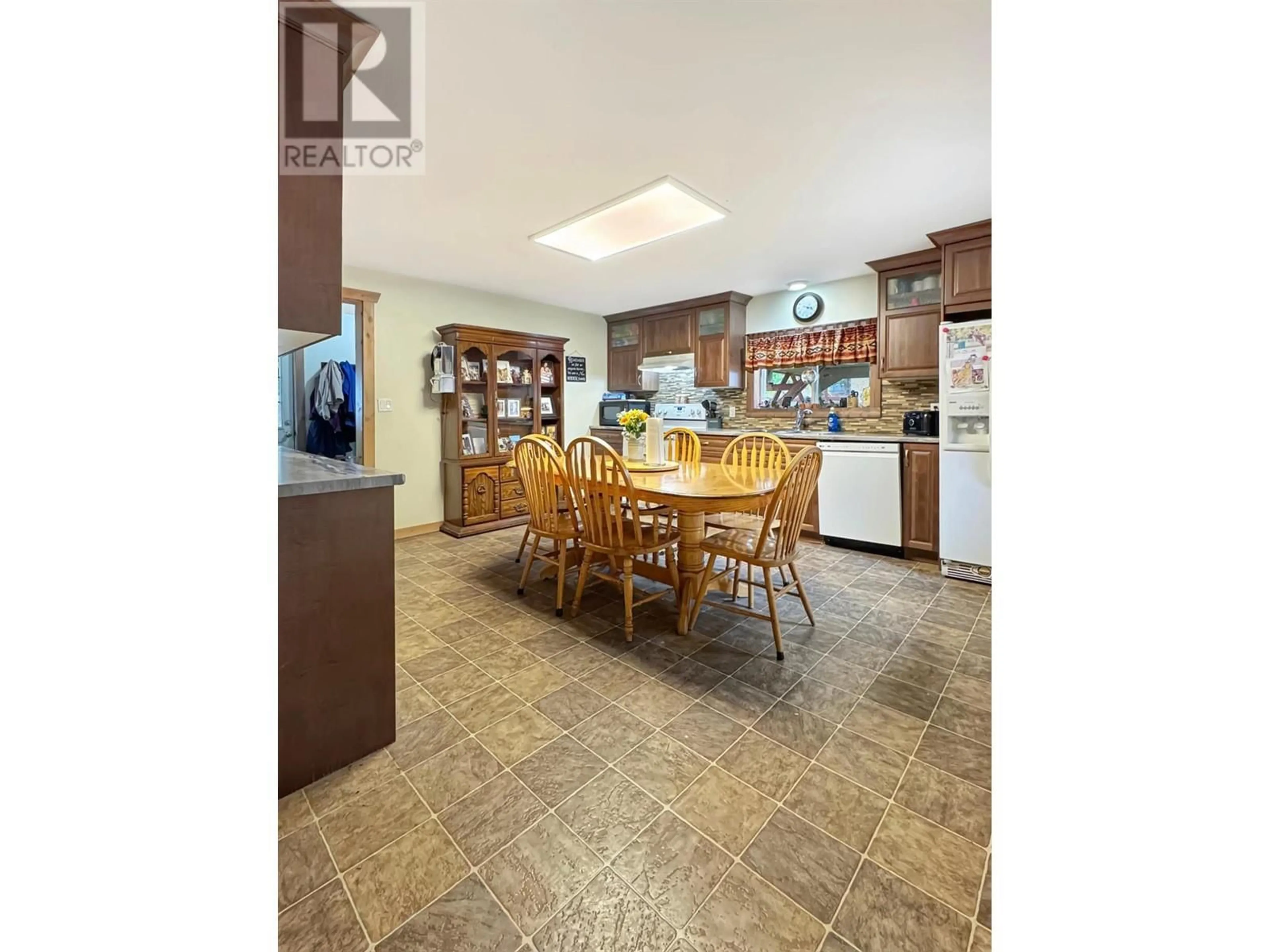 Open concept kitchen, ceramic/tile floor for 1128 24TH  S Avenue, Cranbrook British Columbia V1C6Y8