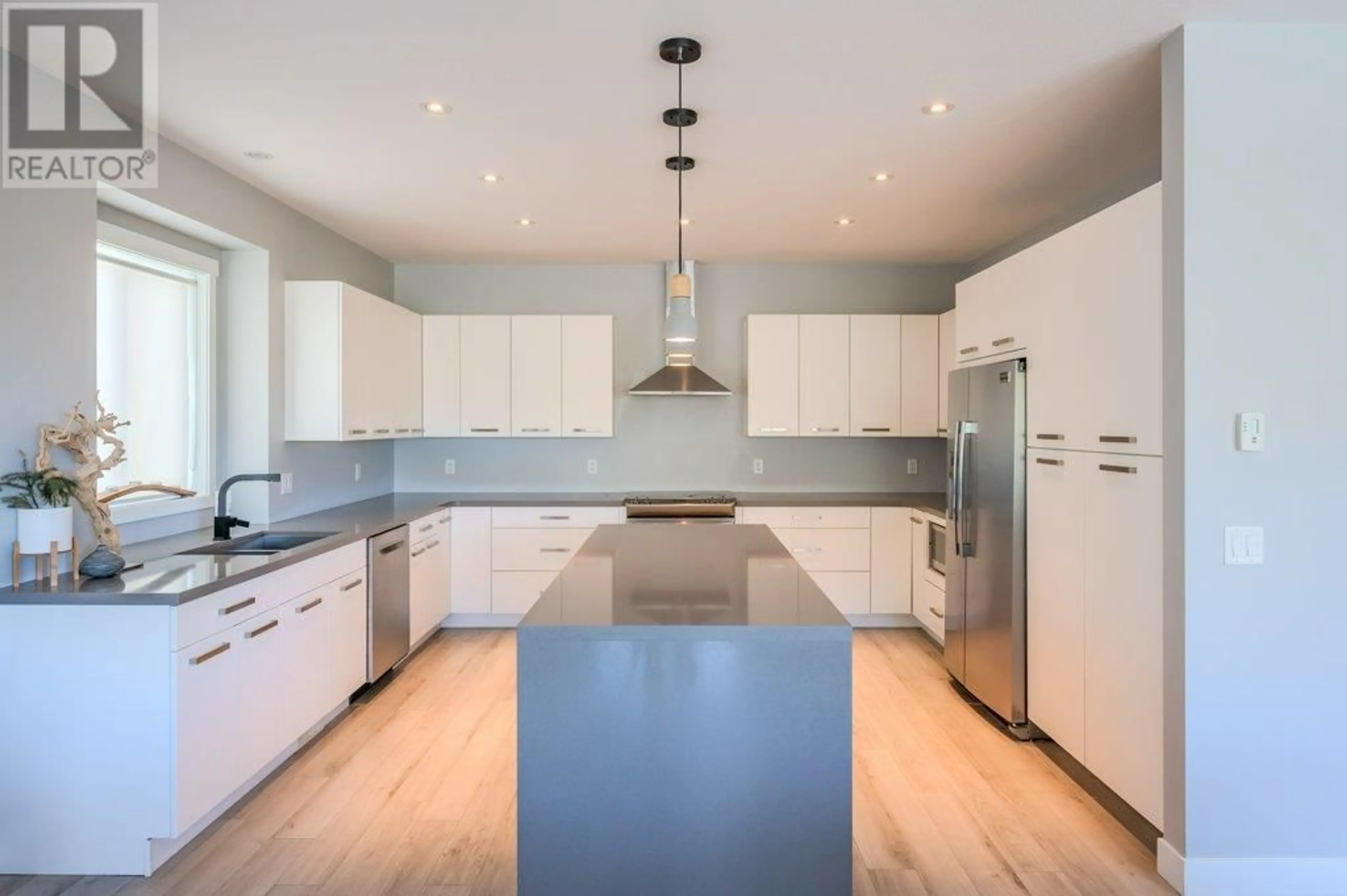 Contemporary kitchen, unknown for 2089 LAWRENCE Avenue, Penticton British Columbia V2A9G6