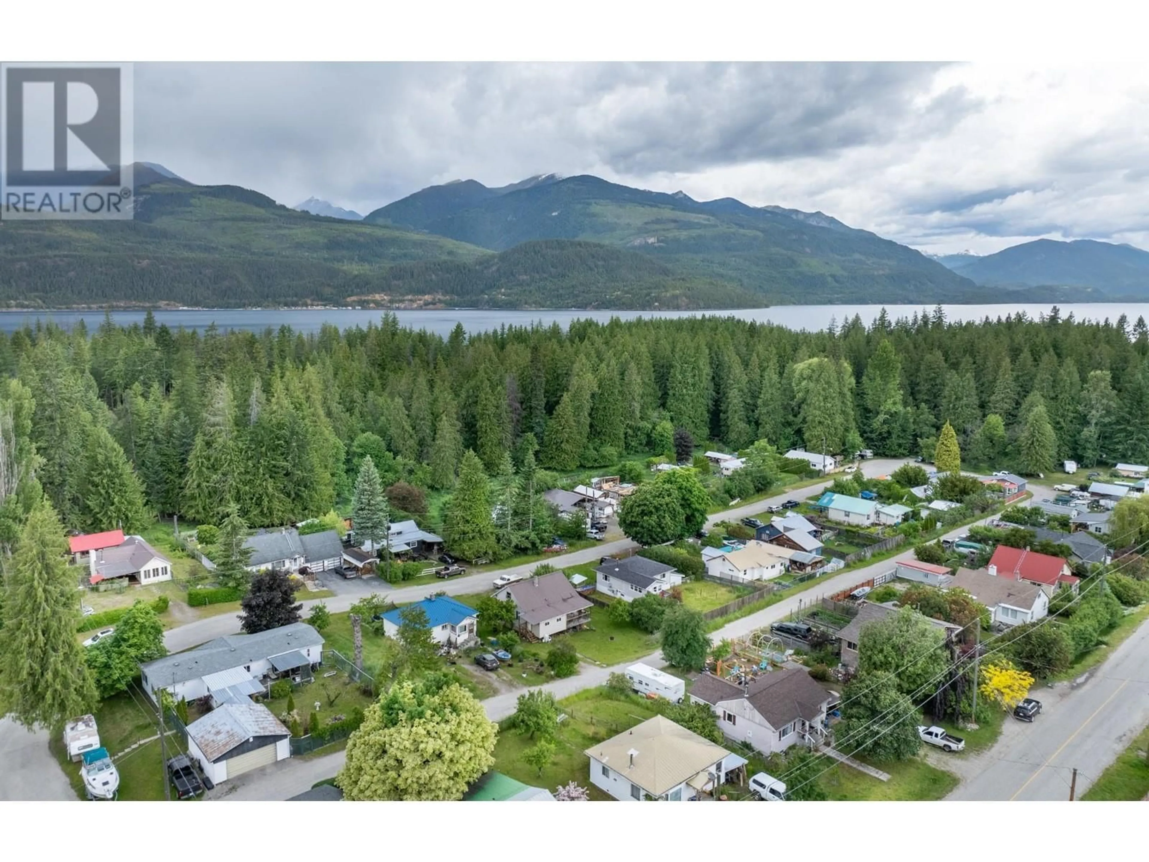 A pic from outside/outdoor area/front of a property/back of a property/a pic from drone, water/lake/river/ocean view for 1521 Hearst Avenue, Riondel British Columbia V0B2B0