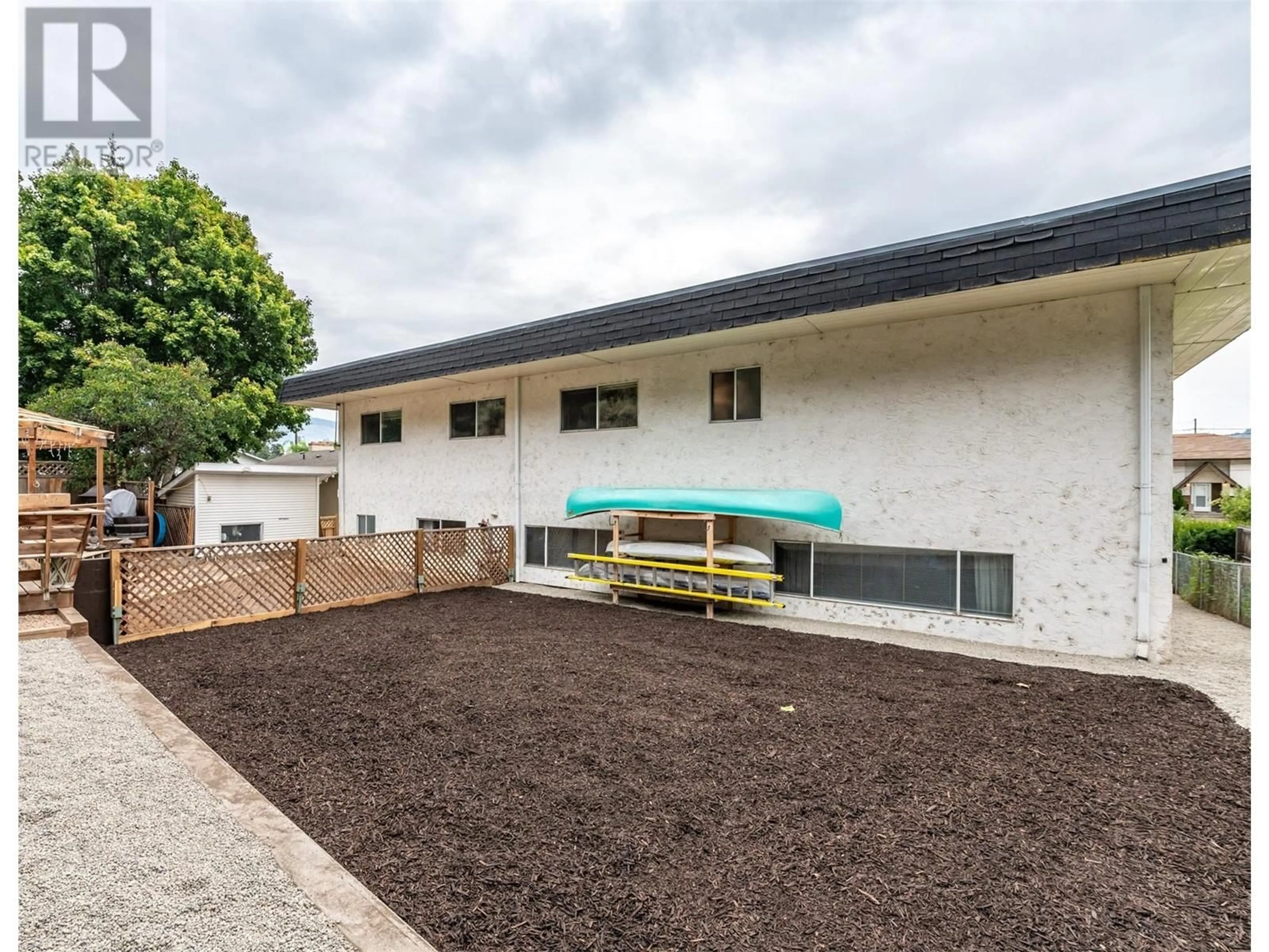 A pic from outside/outdoor area/front of a property/back of a property/a pic from drone, building for 1020 MORNINGSTAR ROAD, Oliver British Columbia V0H1T9
