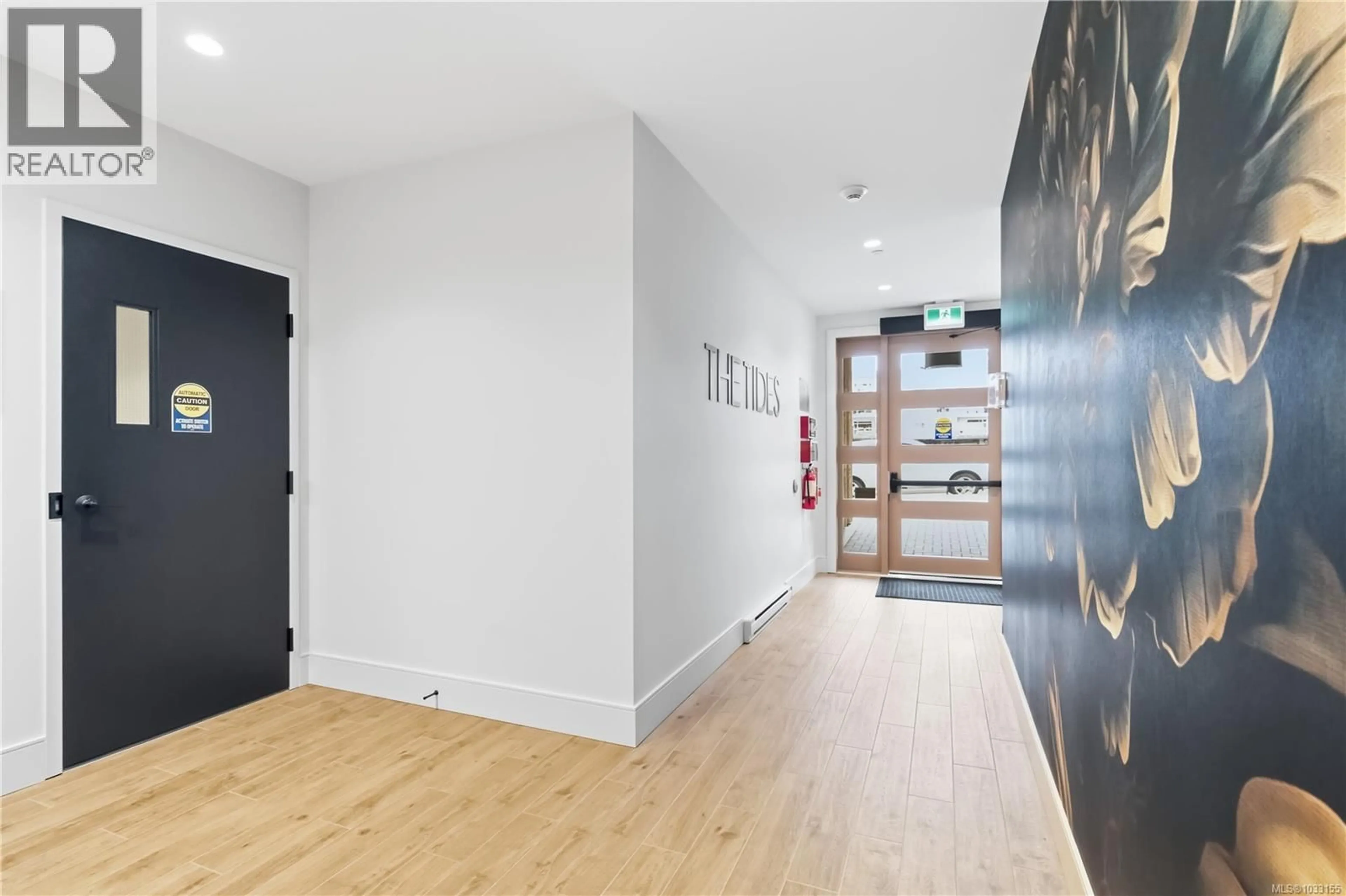 Indoor foyer for 306 - 990 DOUMAC AVENUE, Saanich British Columbia V8Y1M4