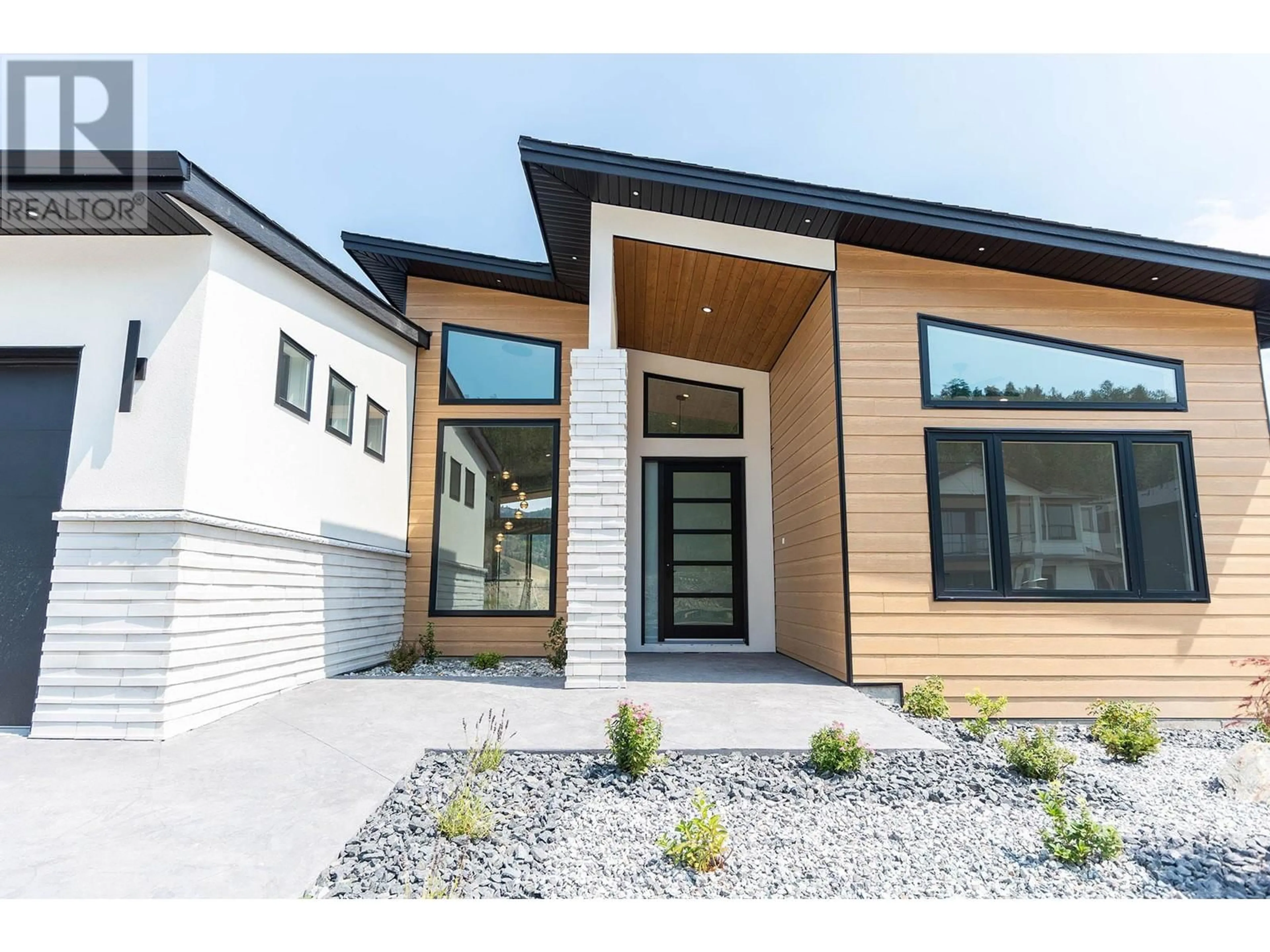 Home with vinyl exterior material, street for 845 MELROSE STREET, Kelowna British Columbia V1P0A8