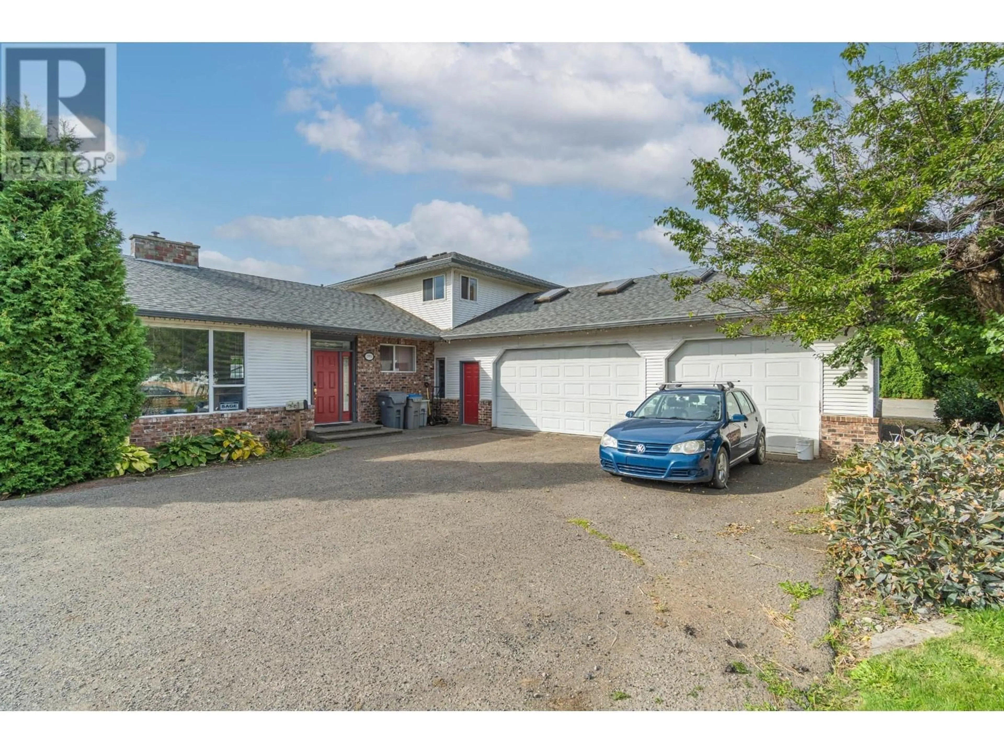 A pic from outside/outdoor area/front of a property/back of a property/a pic from drone, street for 1955 PARKCREST Avenue, Kamloops British Columbia V2B4X2