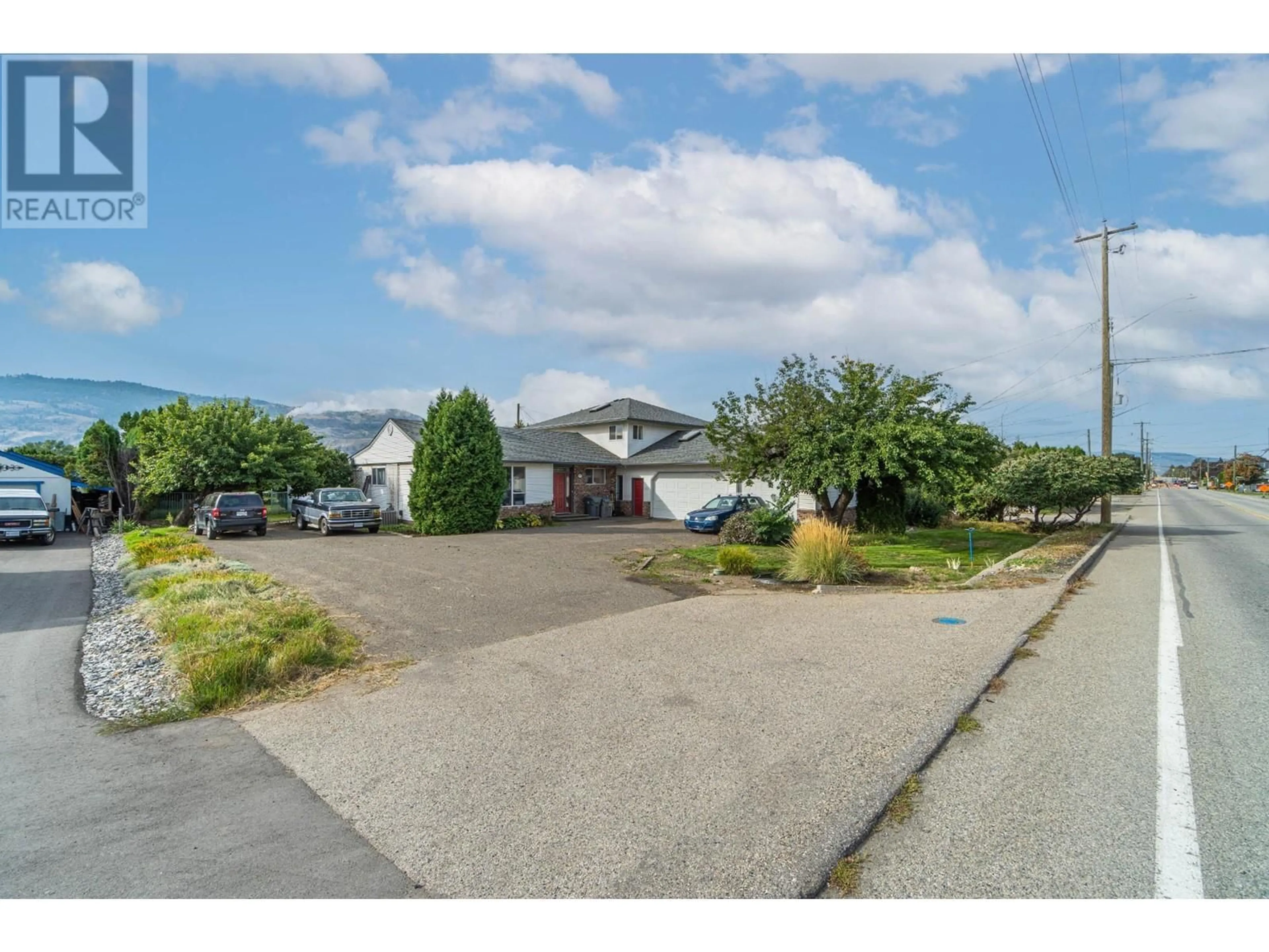 A pic from outside/outdoor area/front of a property/back of a property/a pic from drone, street for 1955 PARKCREST Avenue, Kamloops British Columbia V2B4X2