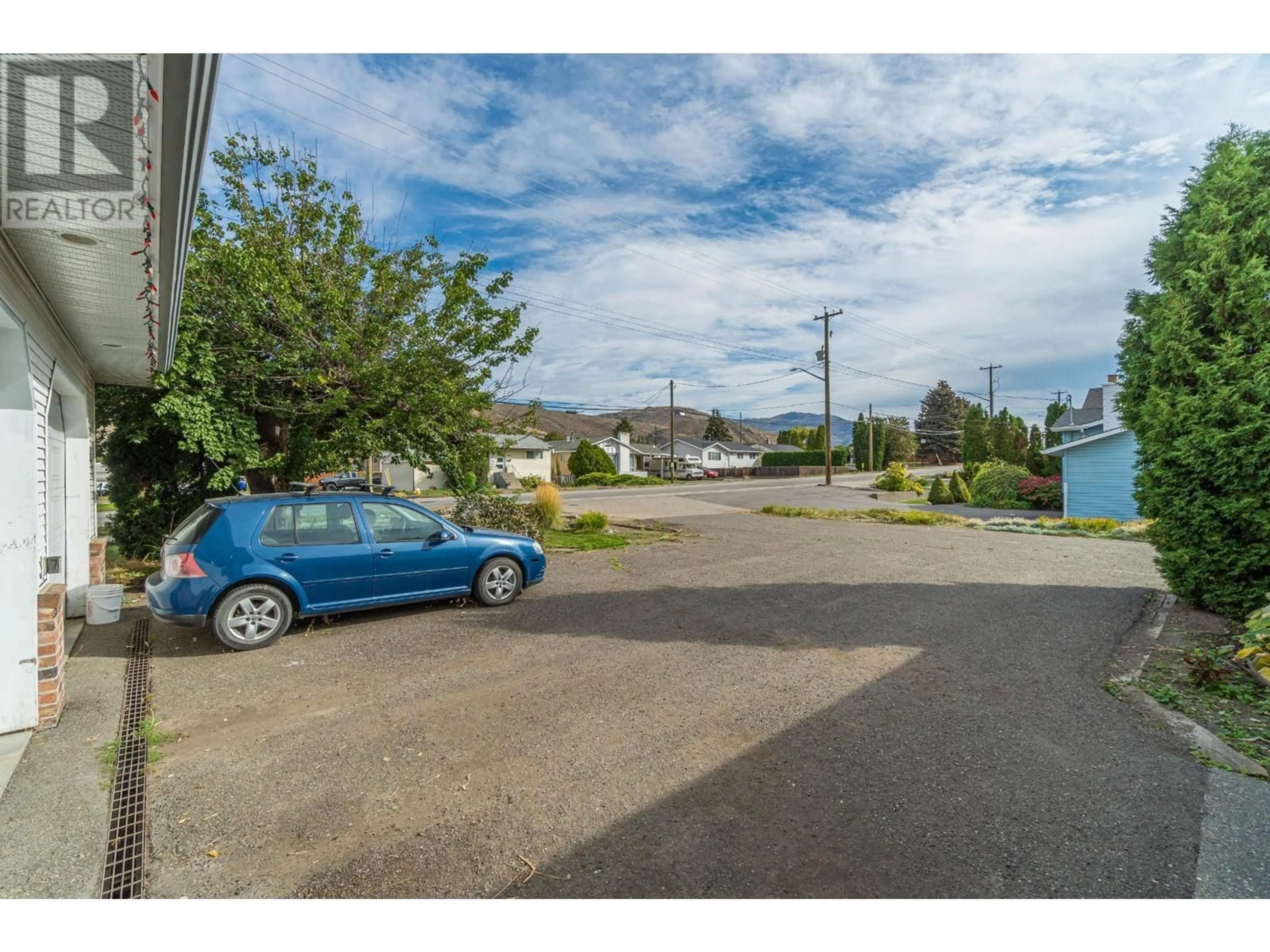 A pic from outside/outdoor area/front of a property/back of a property/a pic from drone, street for 1955 PARKCREST Avenue, Kamloops British Columbia V2B4X2