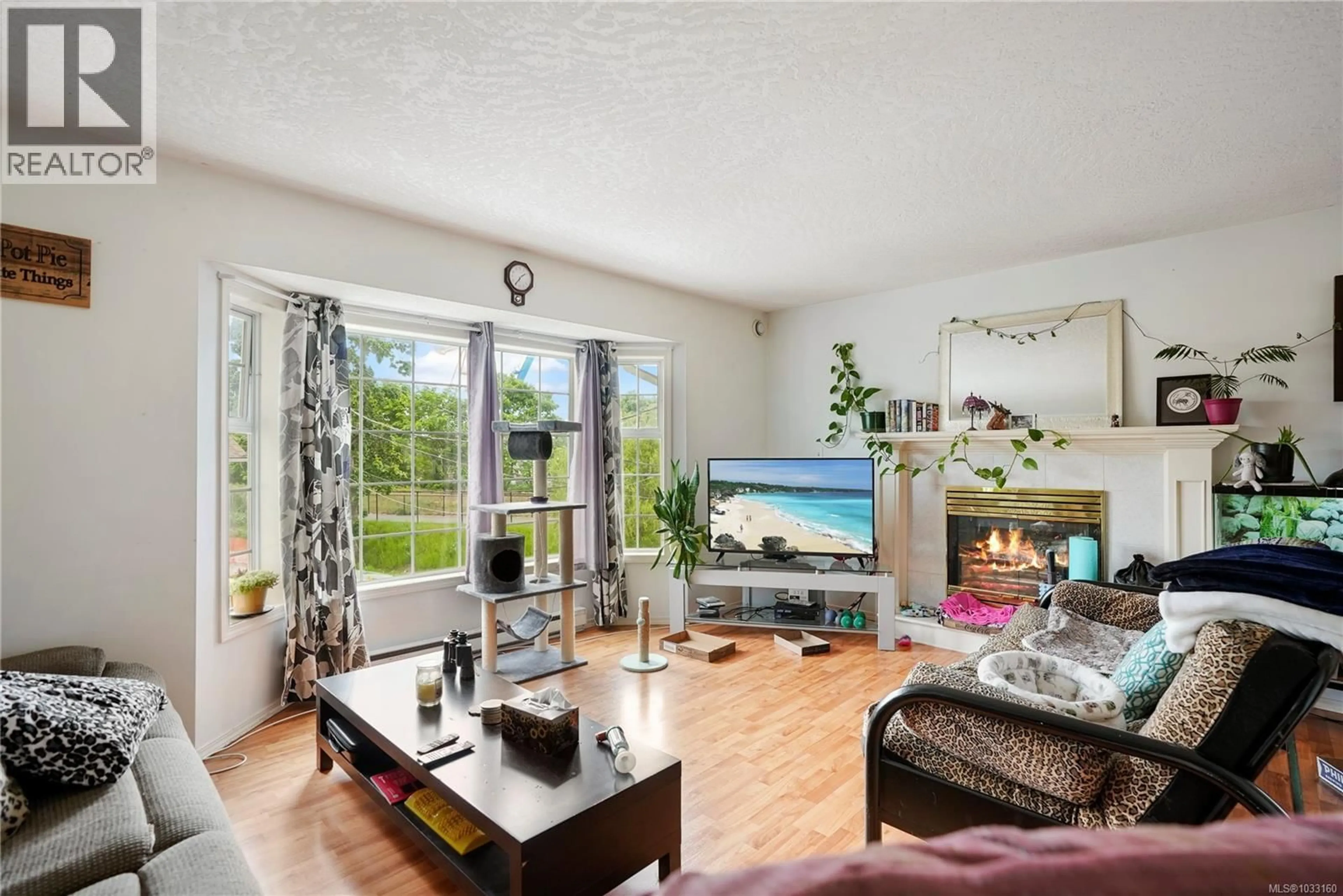 Living room with furniture, unknown for 877 ADMIRALS ROAD, Esquimalt British Columbia V9A2P1