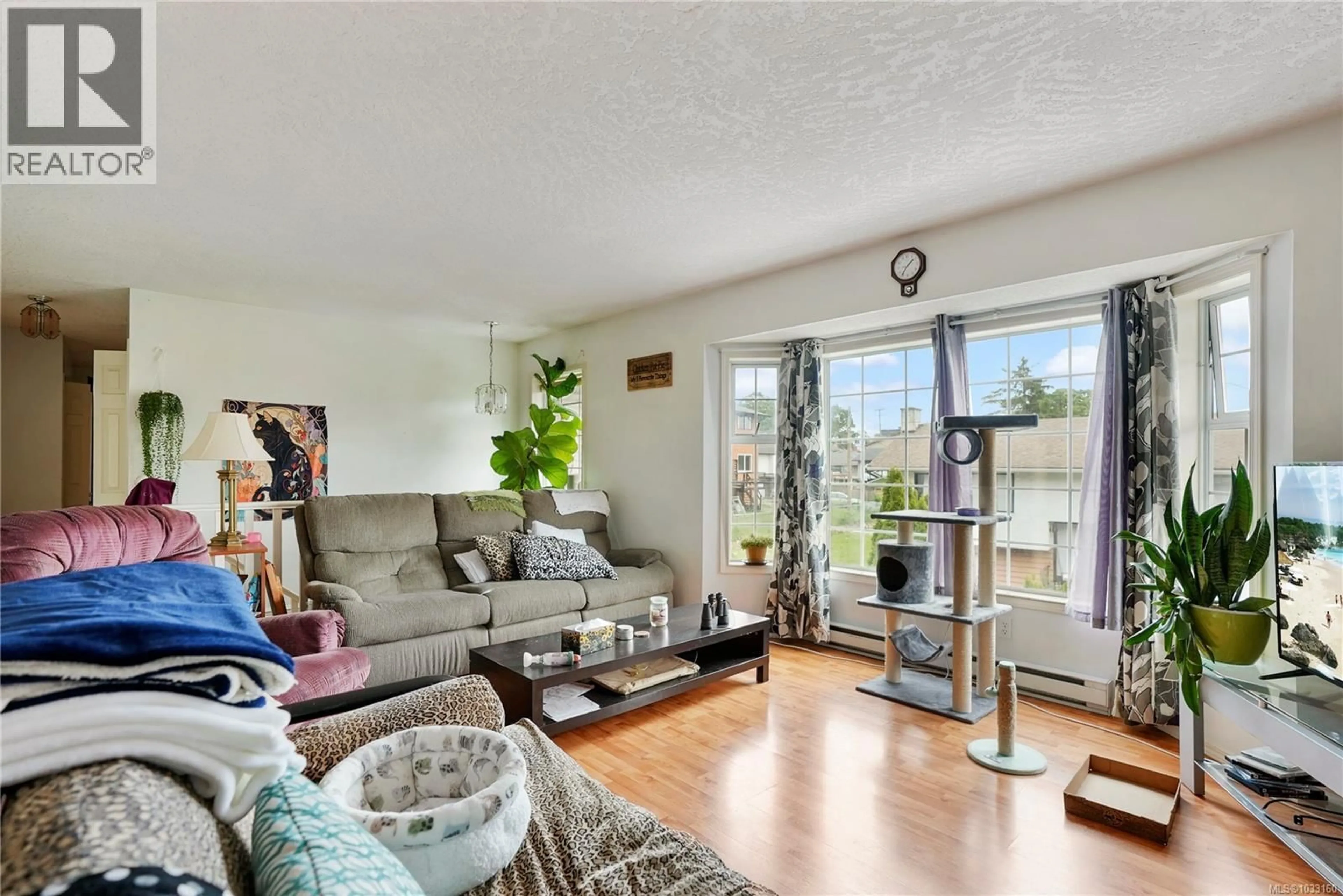 Living room with furniture, unknown for 877 ADMIRALS ROAD, Esquimalt British Columbia V9A2P1