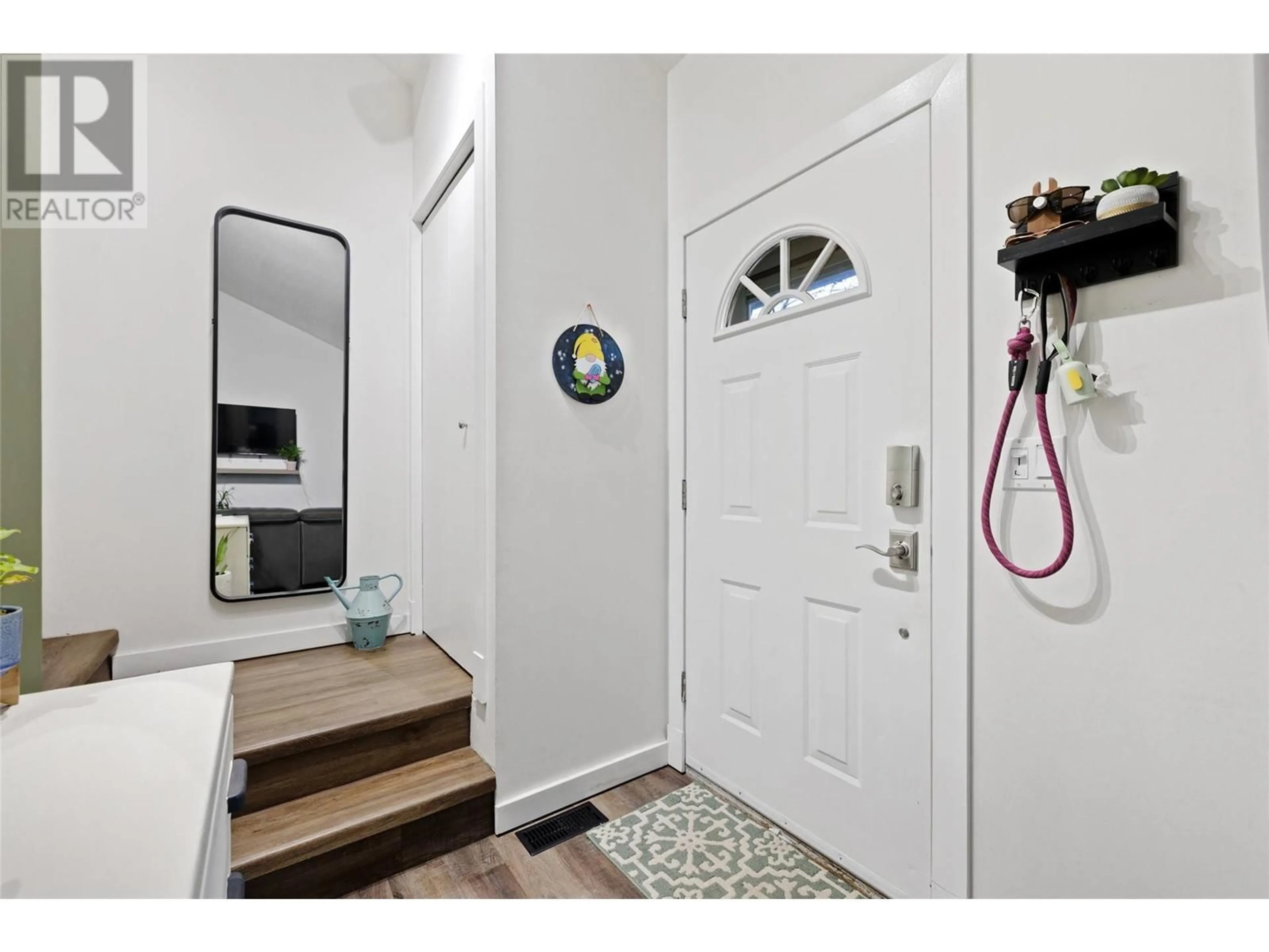 Indoor entryway for 3155 Gordon Drive Unit# 309, Kelowna British Columbia V1W3N5