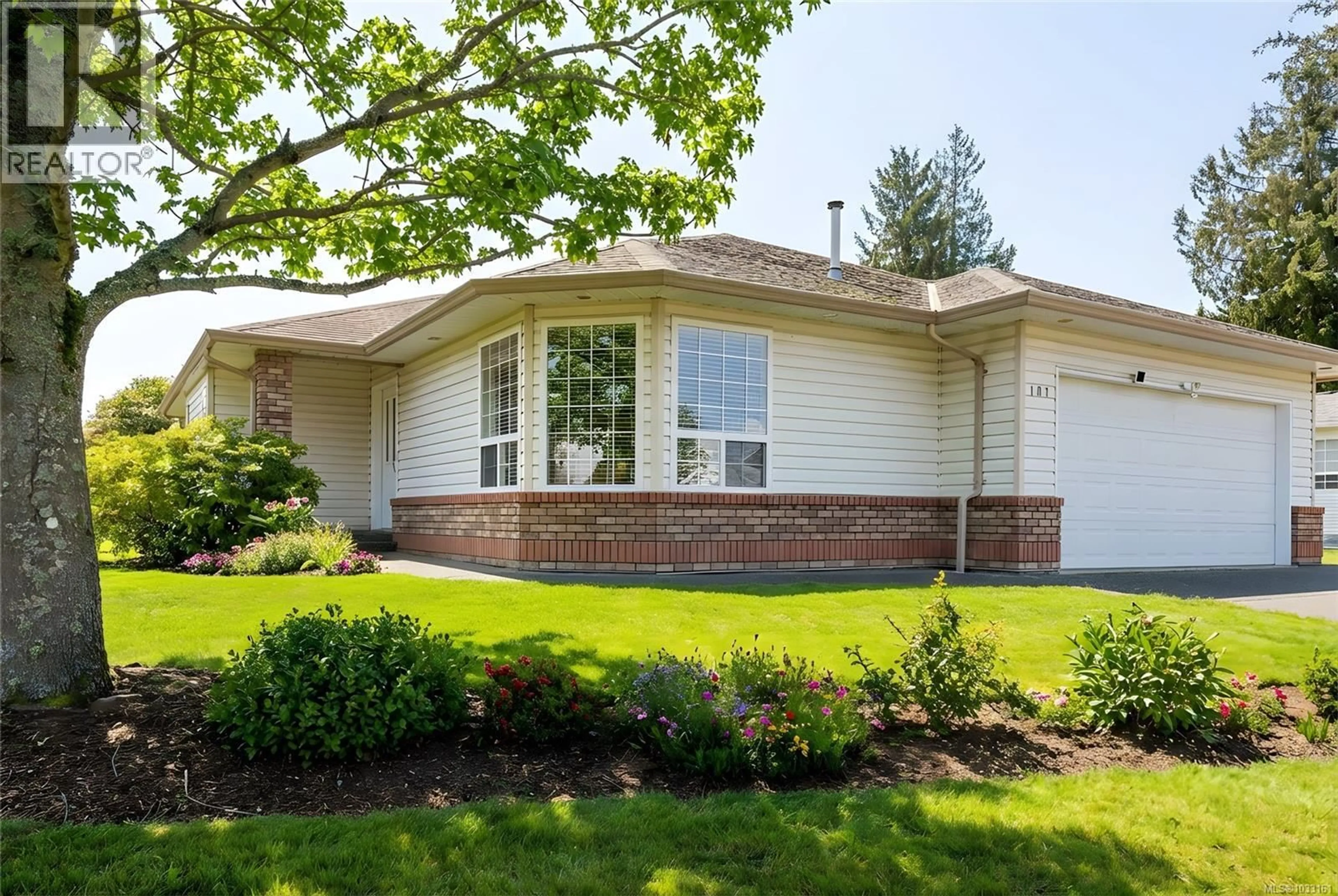 Home with vinyl exterior material, street for 107 ACACIA STREET SOUTH, Parksville British Columbia V9P1H4