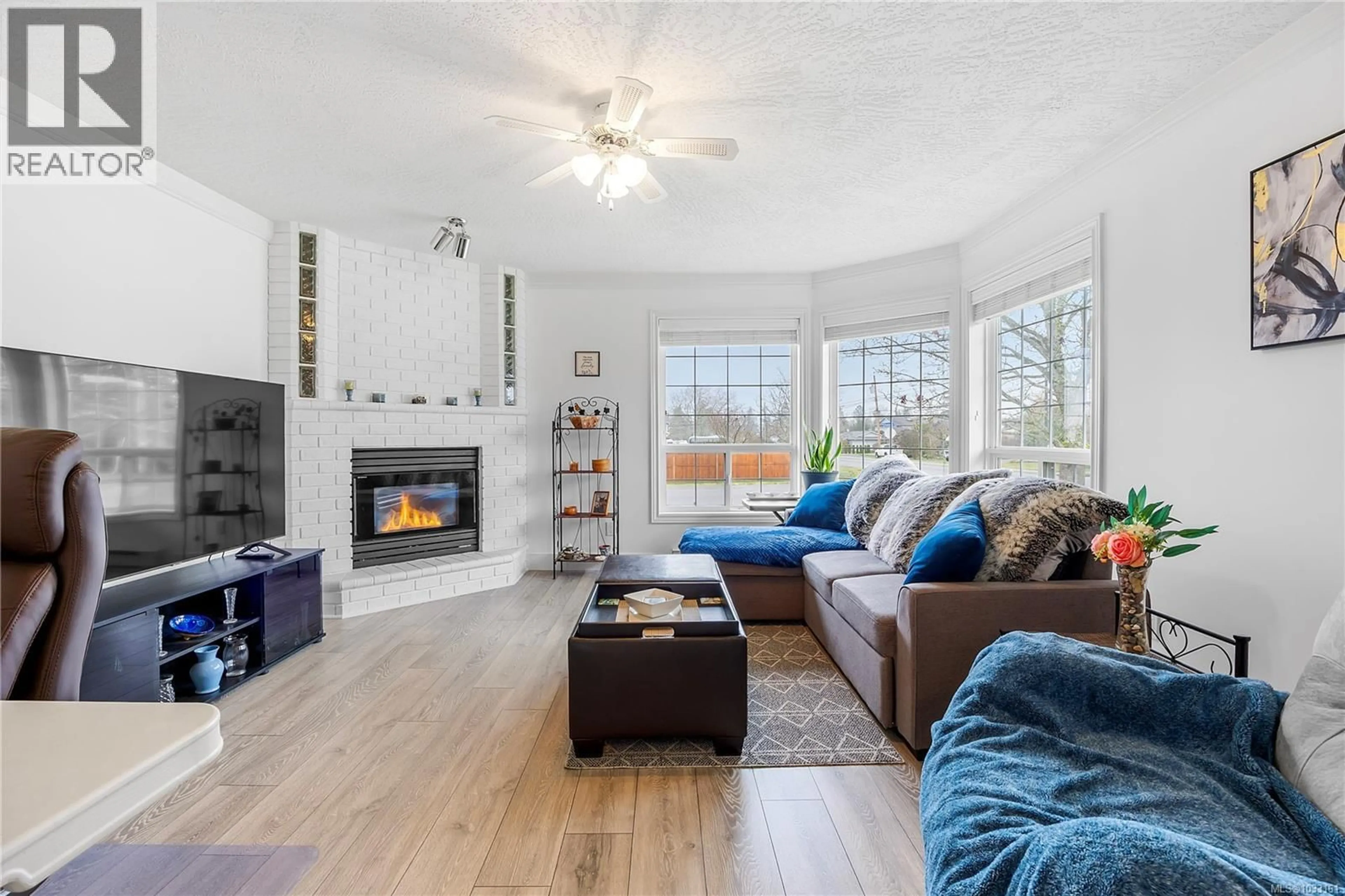 Living room with furniture, wood/laminate floor for 107 ACACIA STREET SOUTH, Parksville British Columbia V9P1H4