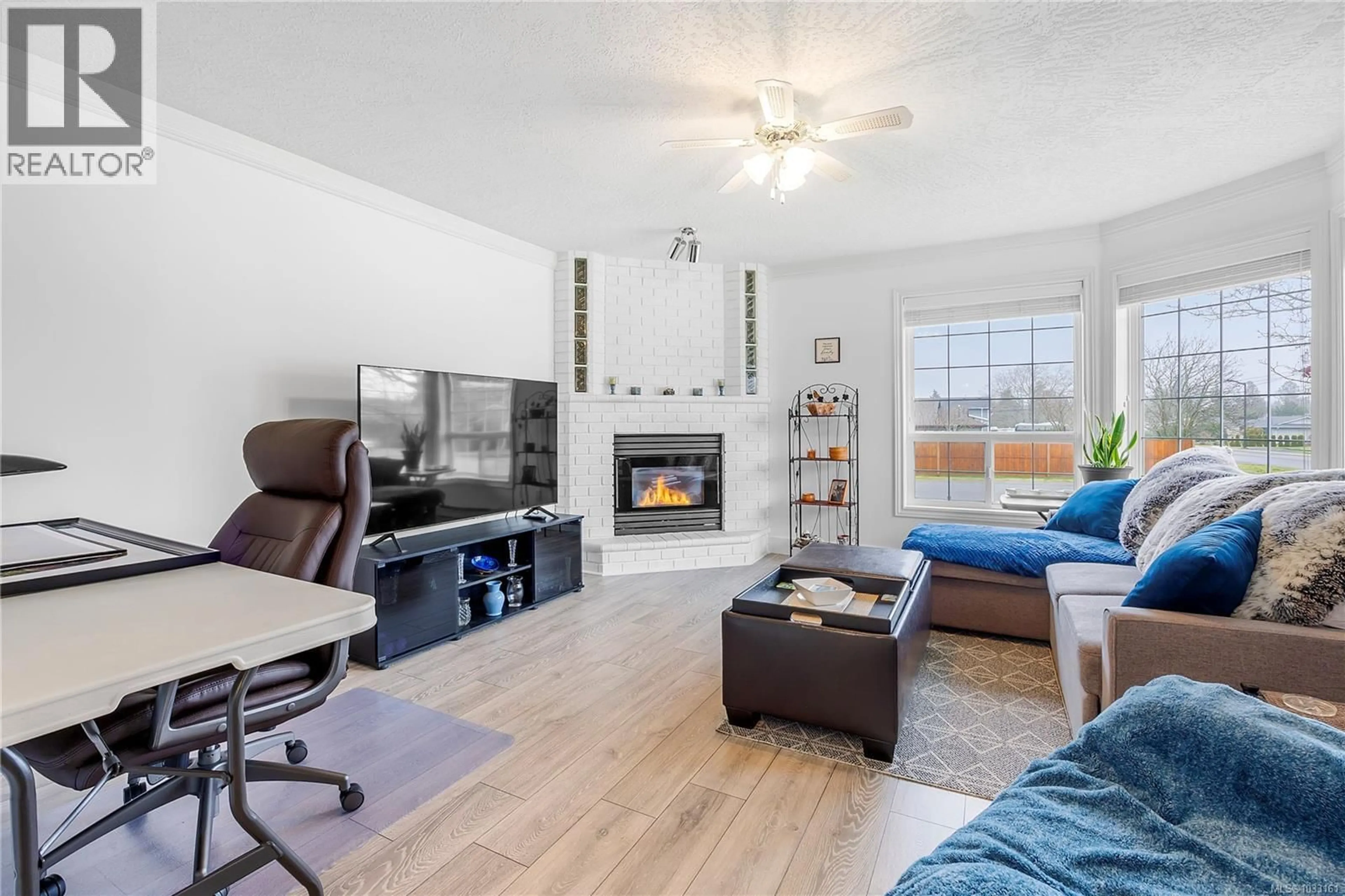 Living room with furniture, unknown for 107 ACACIA STREET SOUTH, Parksville British Columbia V9P1H4