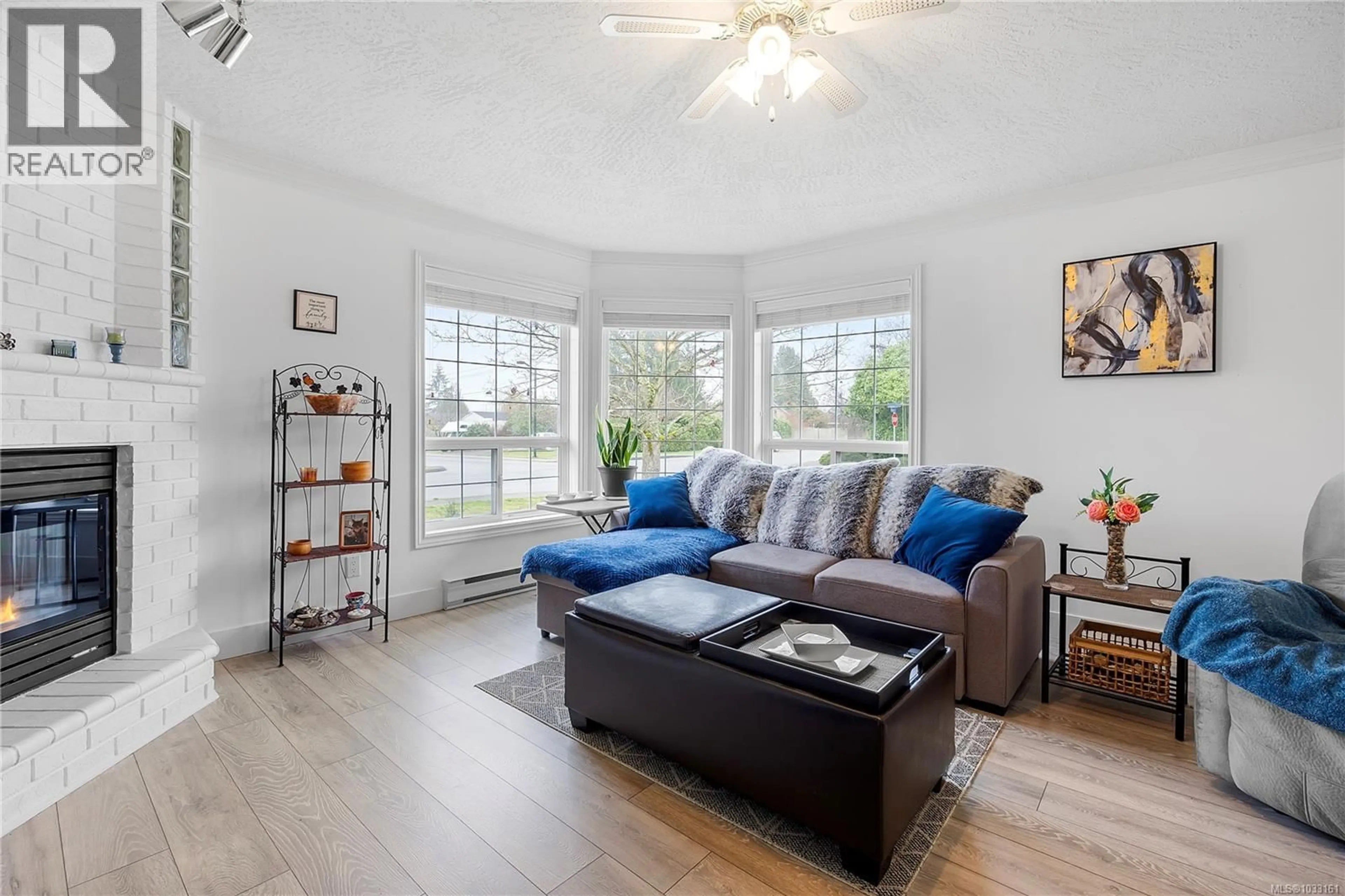 Living room with furniture, wood/laminate floor for 107 ACACIA STREET SOUTH, Parksville British Columbia V9P1H4