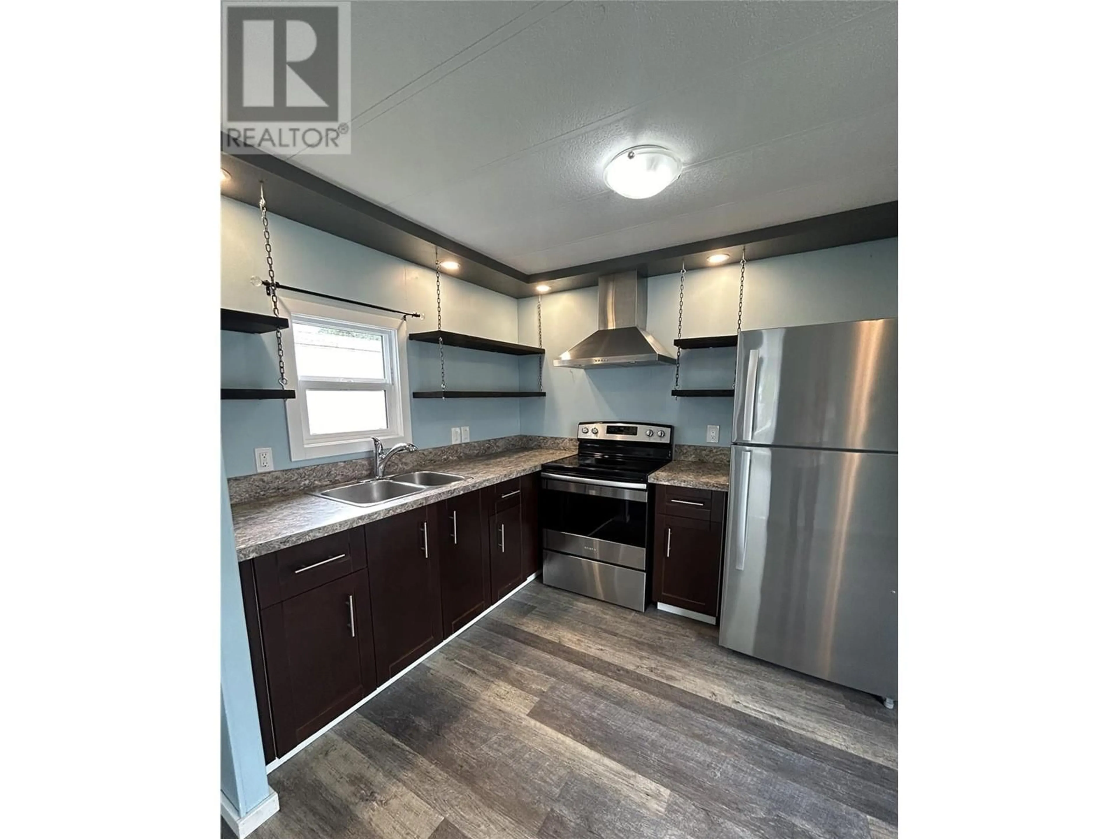 Open concept kitchen, wood/laminate floor for 1200 Oscar Street Unit# 35, Revelstoke British Columbia V0E2S0