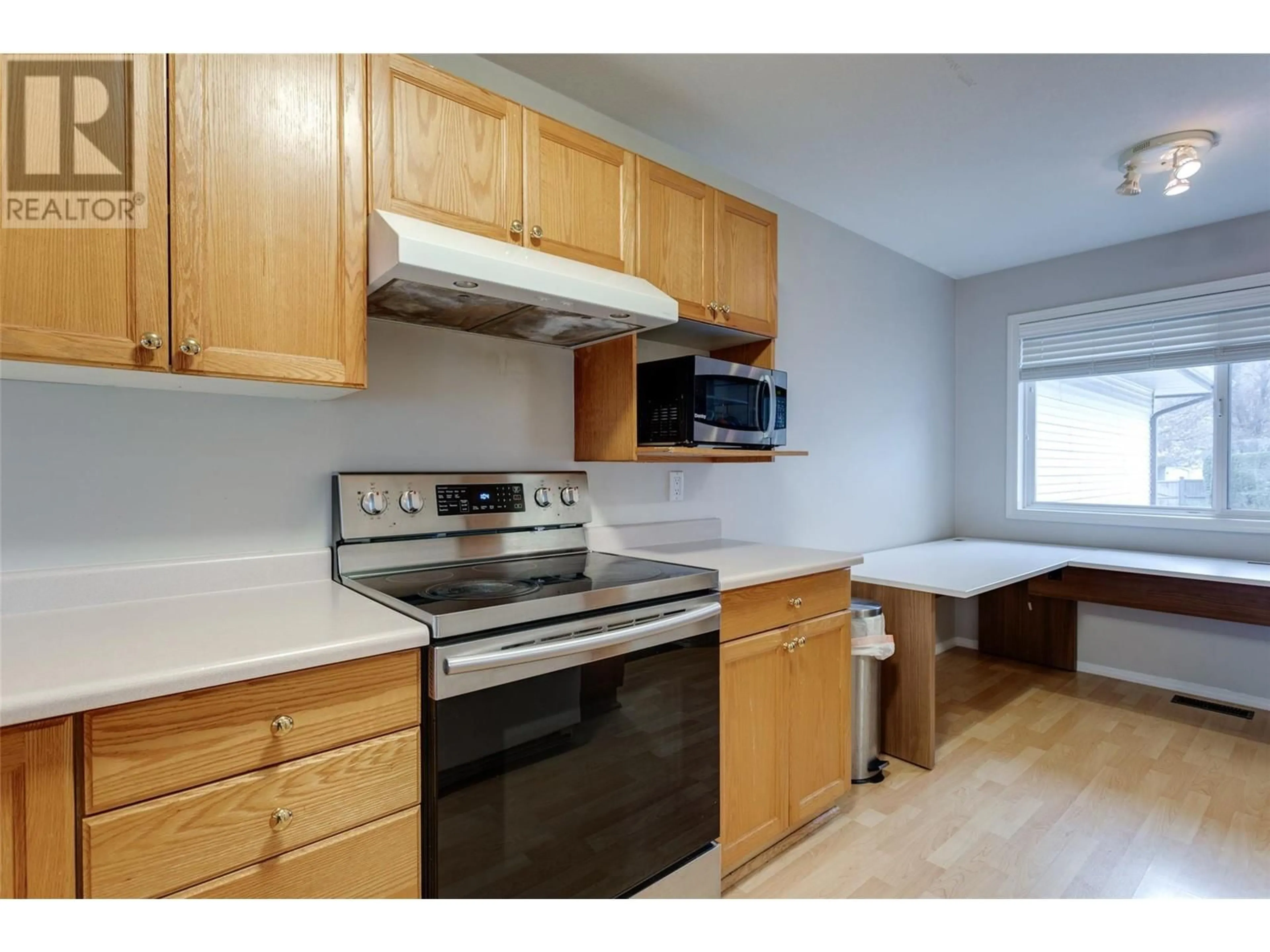Standard kitchen, wood/laminate floor for 115 - 133 WYNDHAM CRESCENT, Kelowna British Columbia V1V1Y8