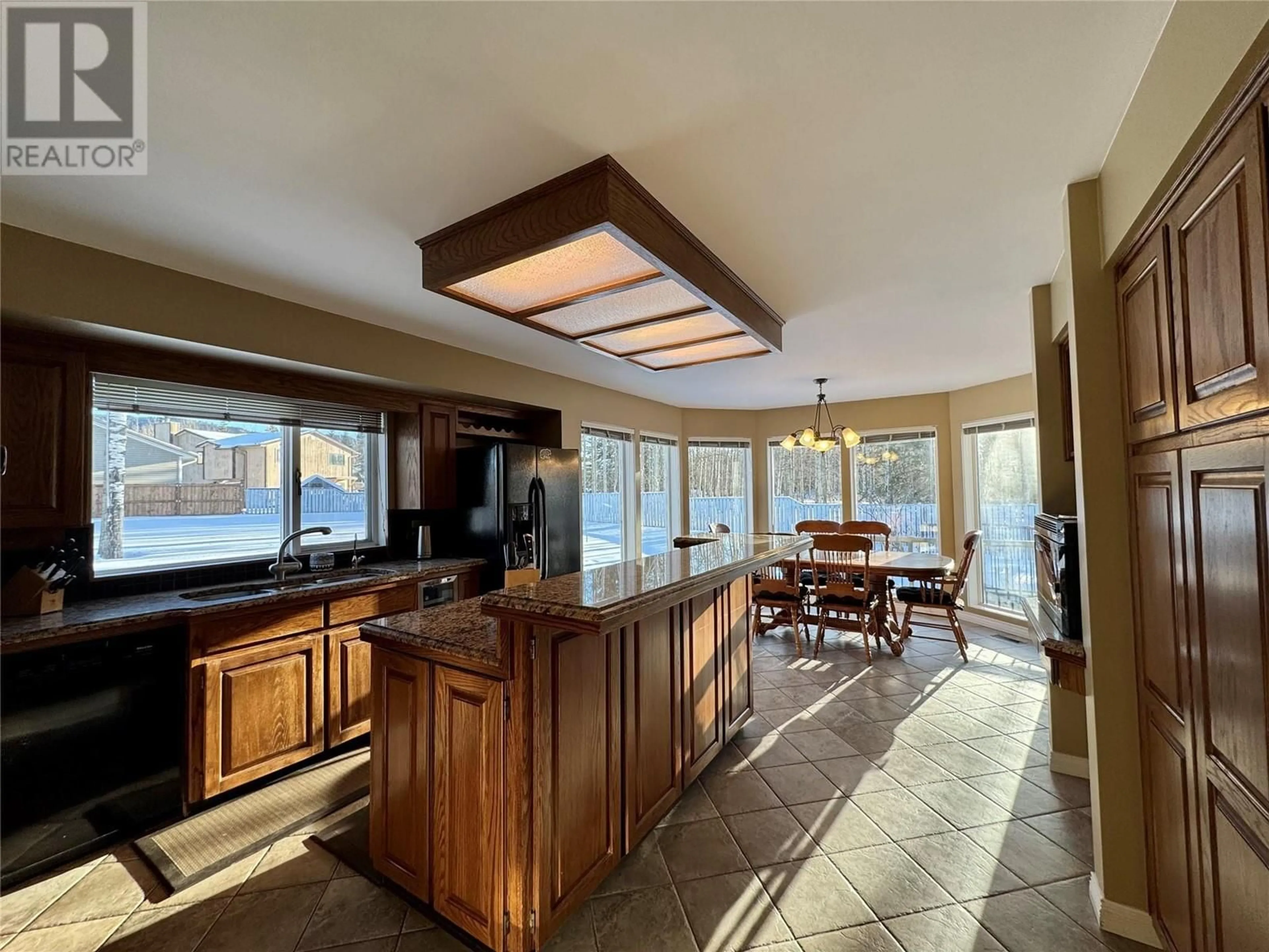 Open concept kitchen, unknown for 12 COLLIER PLACE, Tumbler Ridge British Columbia V0C2W0