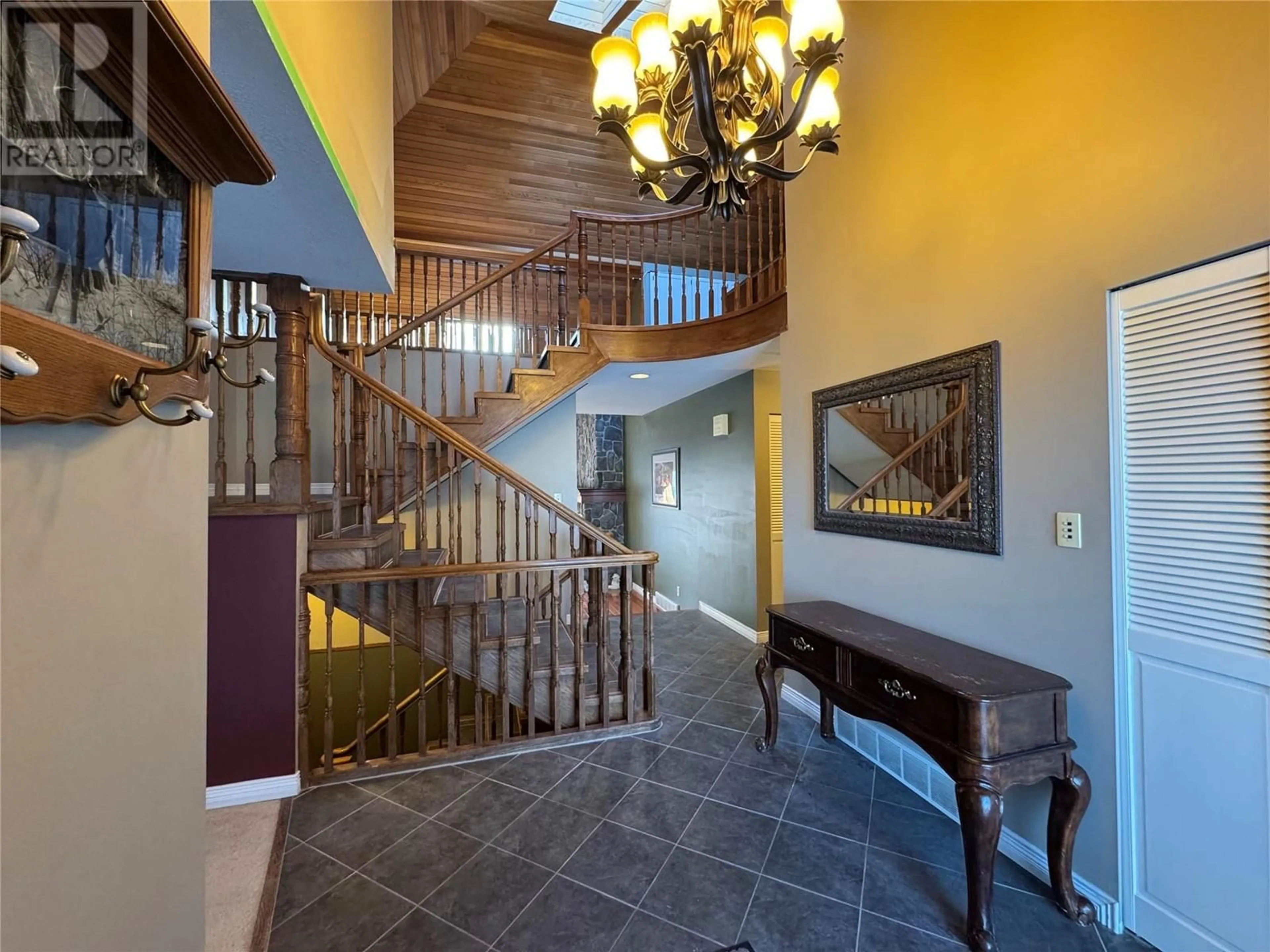 Indoor foyer for 12 Collier Place, Tumbler Ridge British Columbia V0C2W0