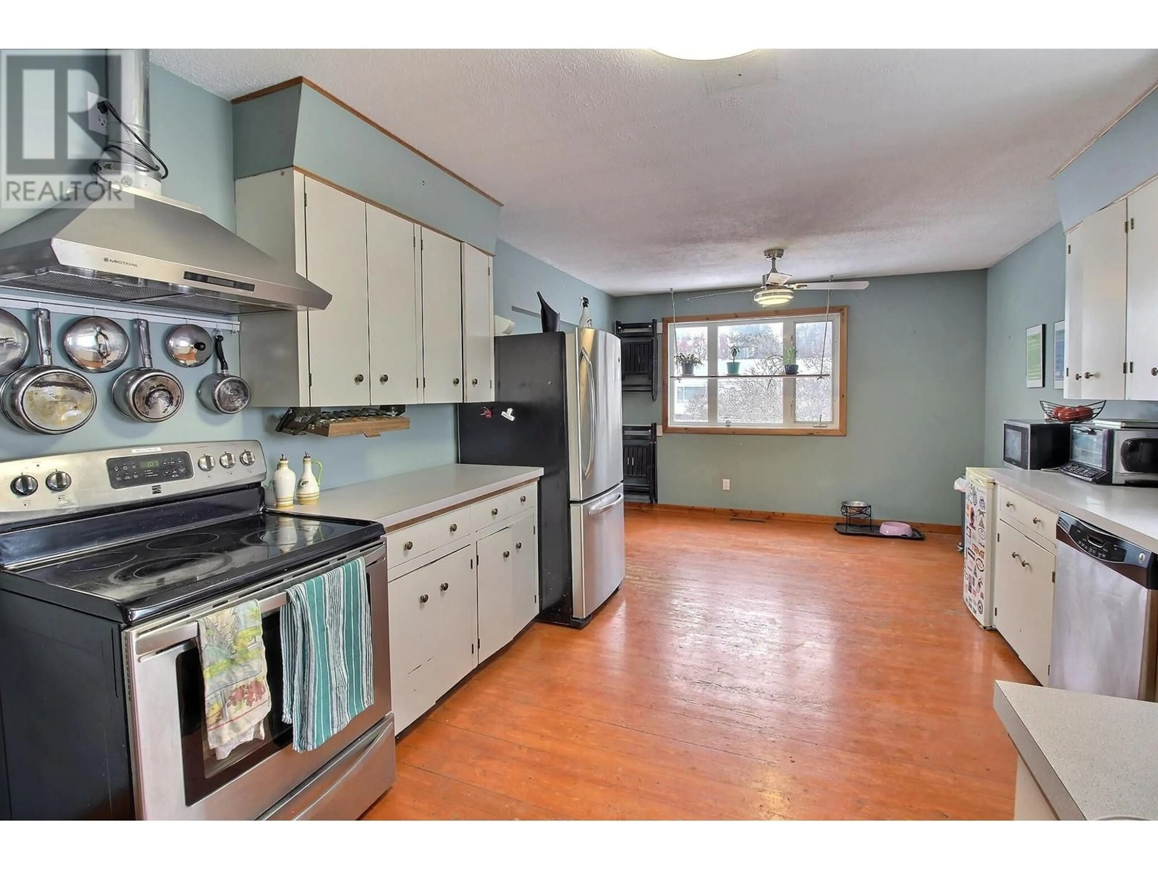 Open concept kitchen, ceramic/tile floor for 1202 10 Street S, Golden British Columbia V0A1H0