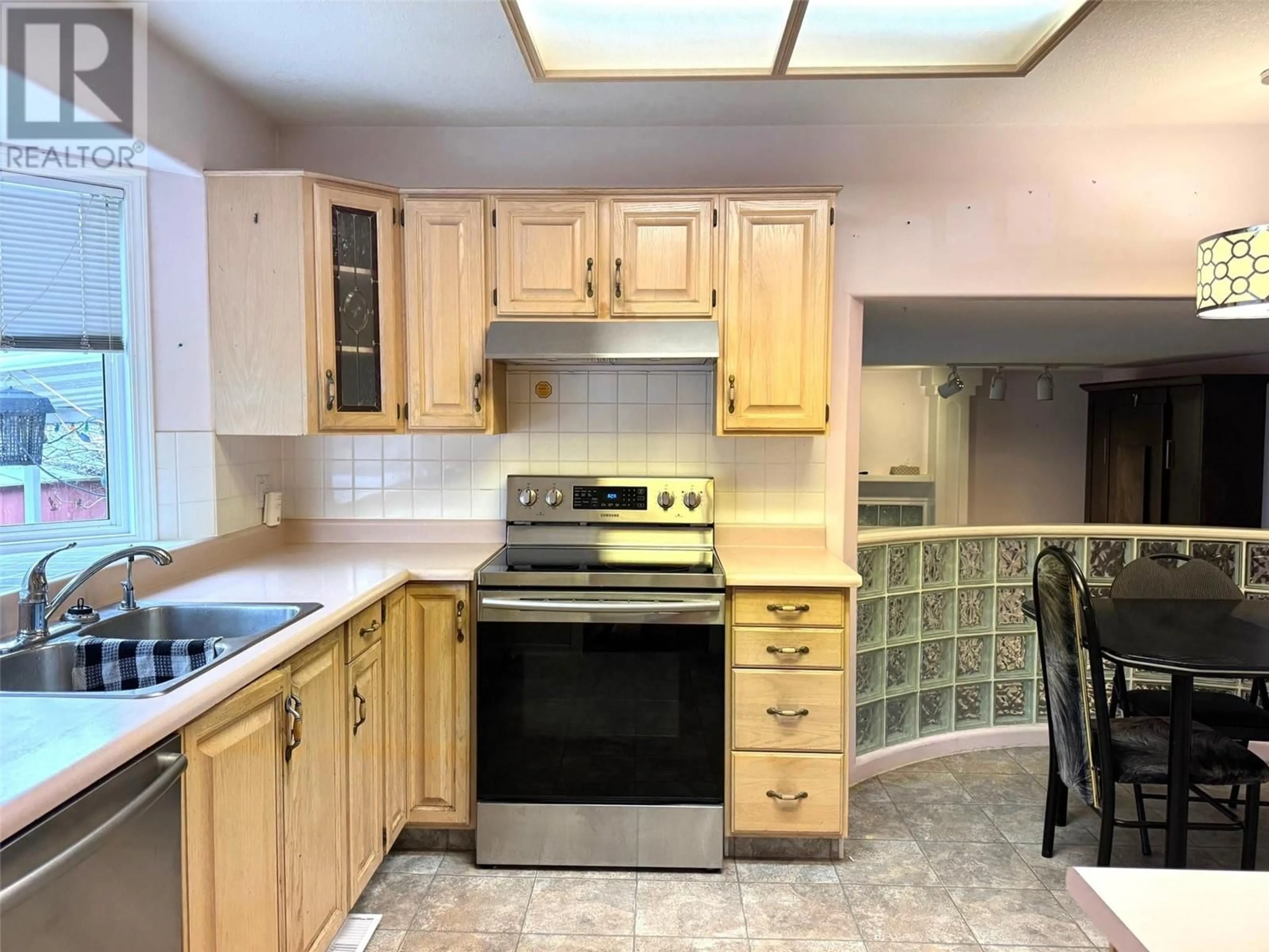 Standard kitchen, unknown for 398 McTavish Road, Kelowna British Columbia V1V1P1