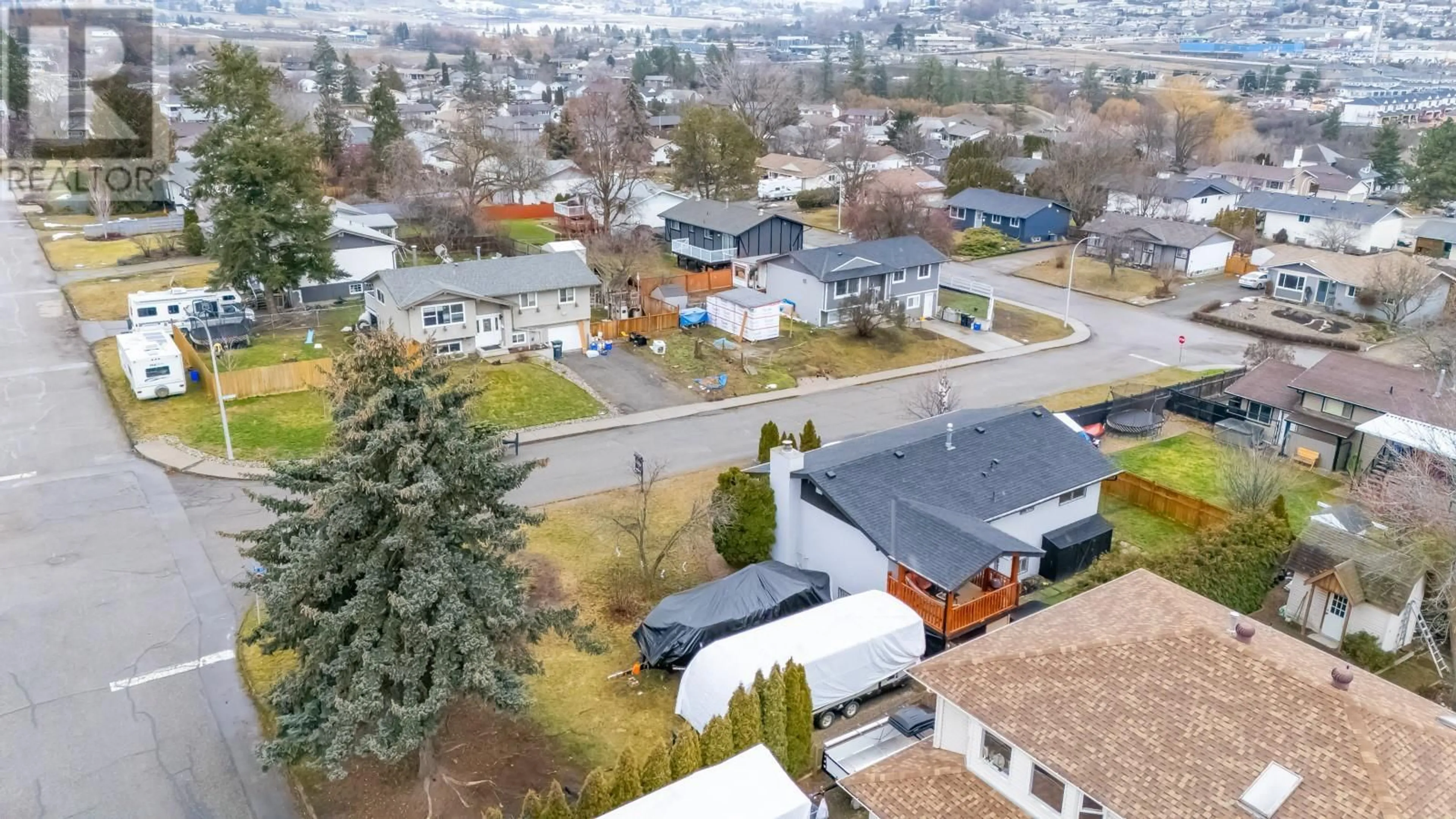 A pic from outside/outdoor area/front of a property/back of a property/a pic from drone, street for 2002 21 Street, Vernon British Columbia V1T7C2