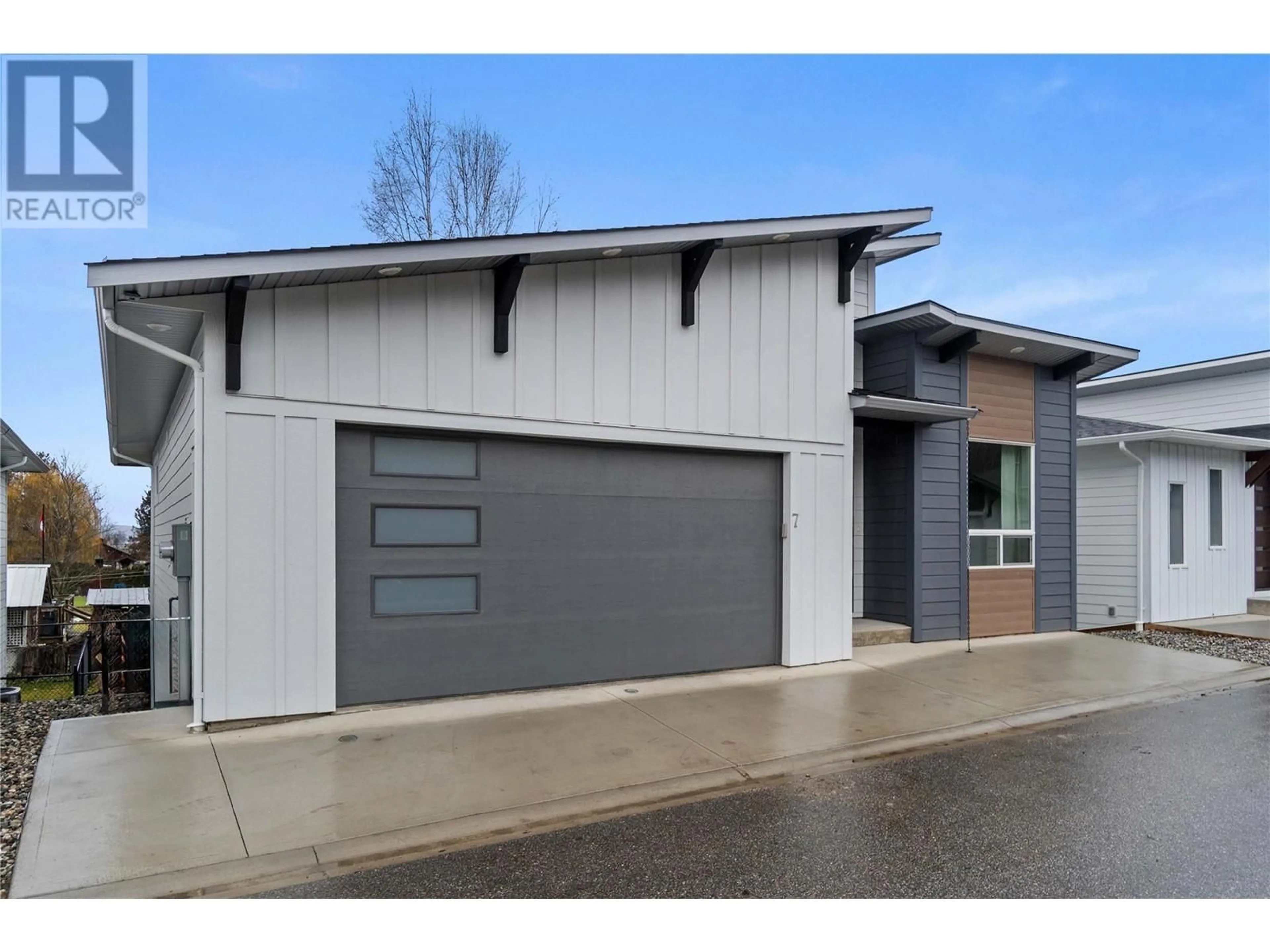 Indoor garage for 1840 10 Street SW Unit# 7, Salmon Arm British Columbia V1E0H1