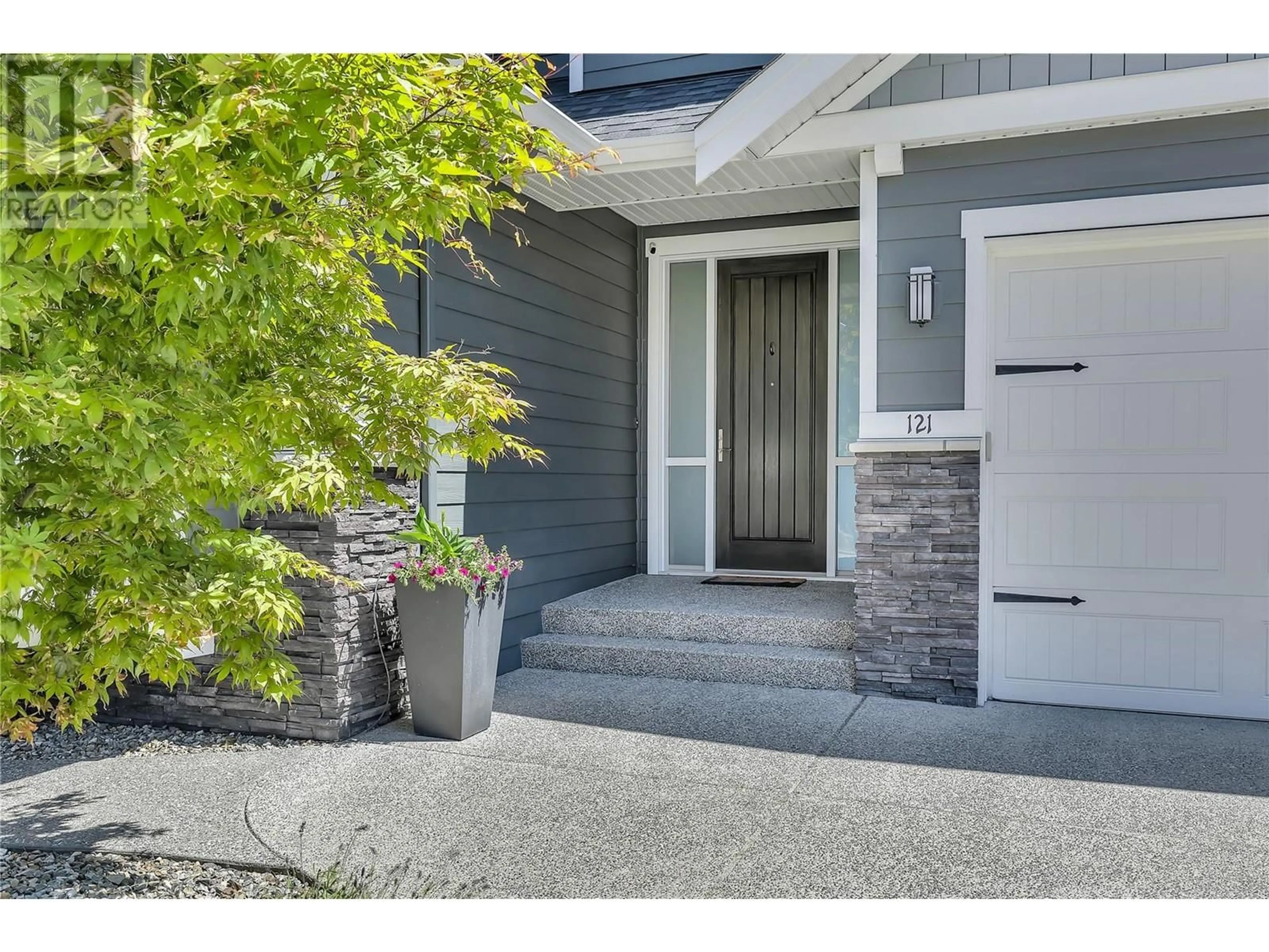 Indoor entryway for 121 Upper Canyon Drive N, Kelowna British Columbia V1V3C5