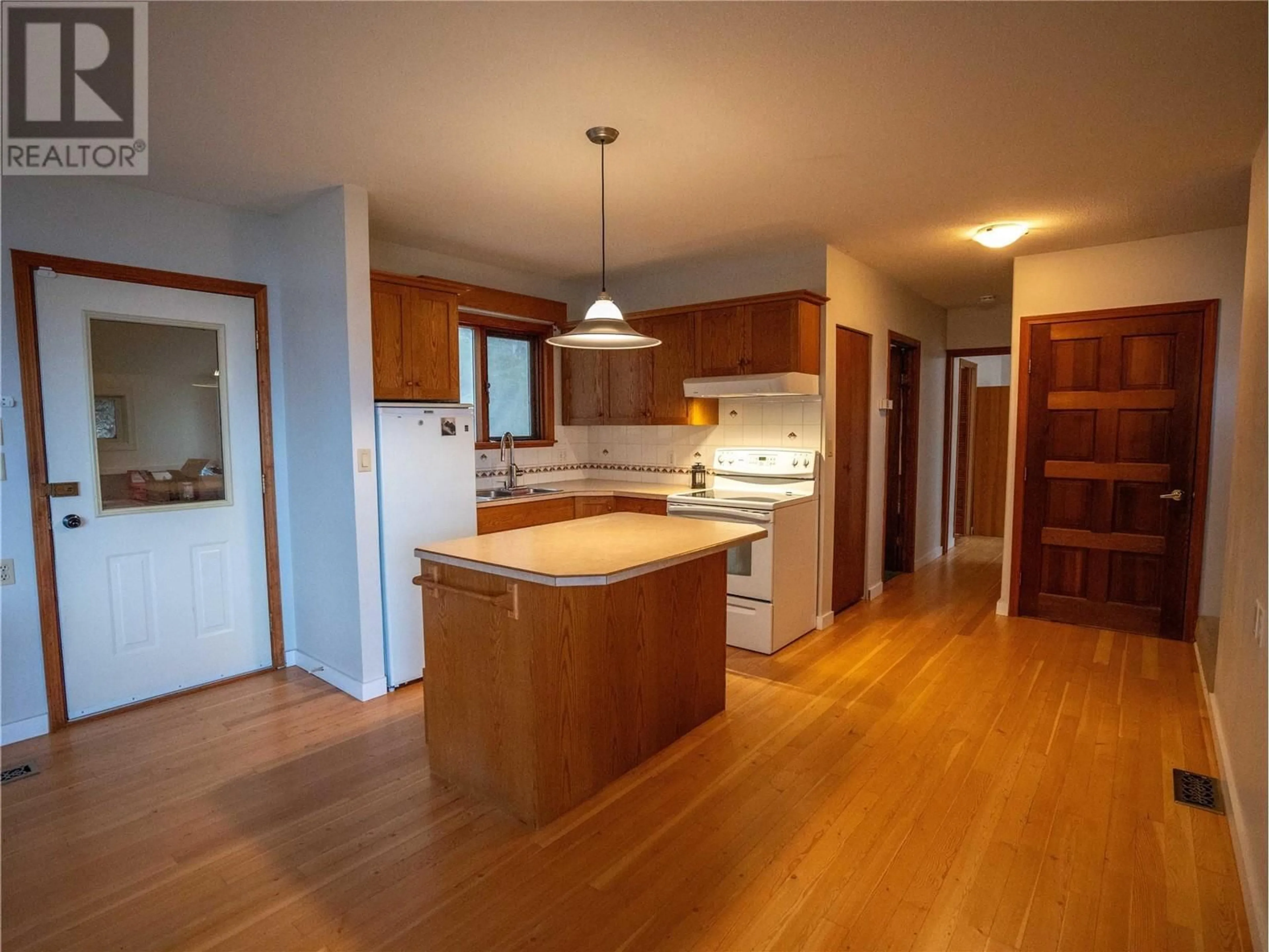 Open concept kitchen, wood/laminate floor for 780 PINEVIEW DRIVE, Kaleden British Columbia V0H1K0