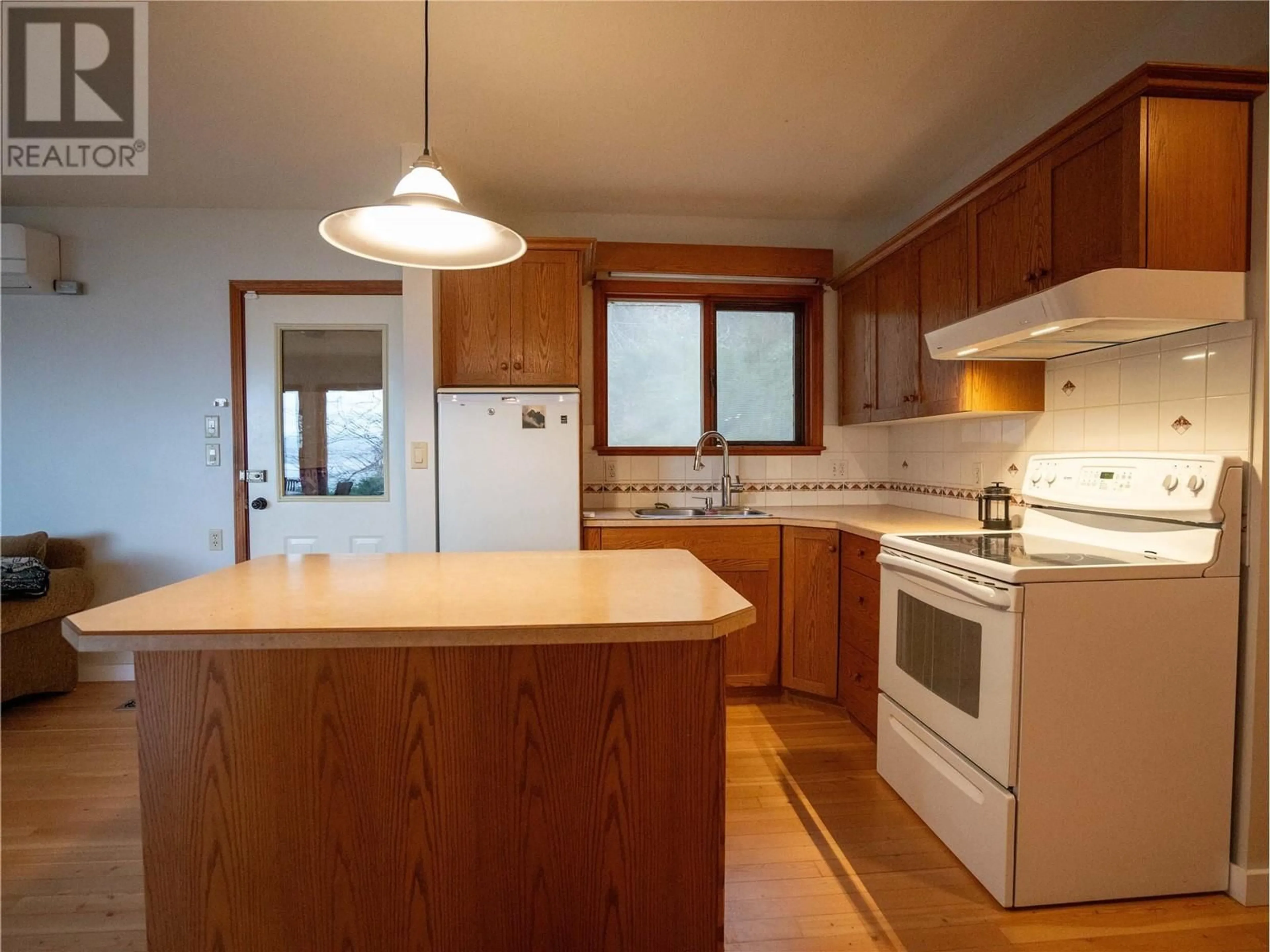 Standard kitchen, wood/laminate floor for 780 PINEVIEW DRIVE, Kaleden British Columbia V0H1K0