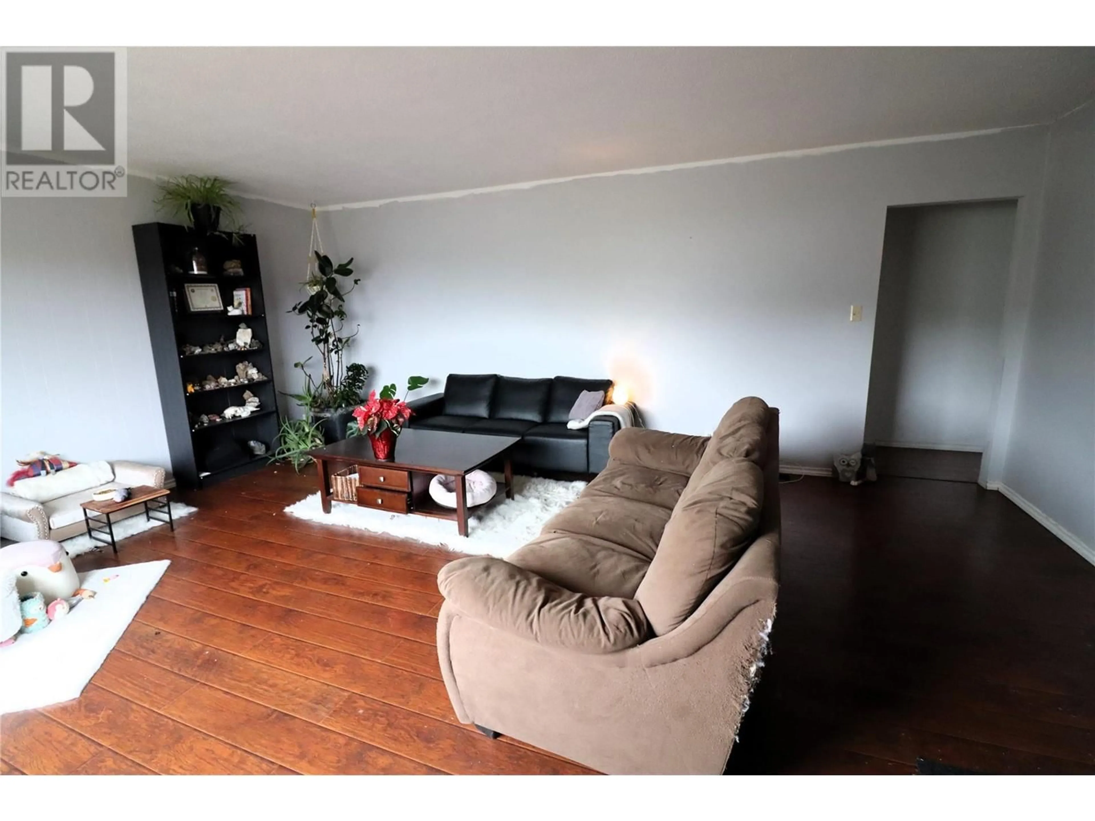 Living room with furniture, wood/laminate floor for 158/160 VICARS Road, Kamloops British Columbia V2C4N2