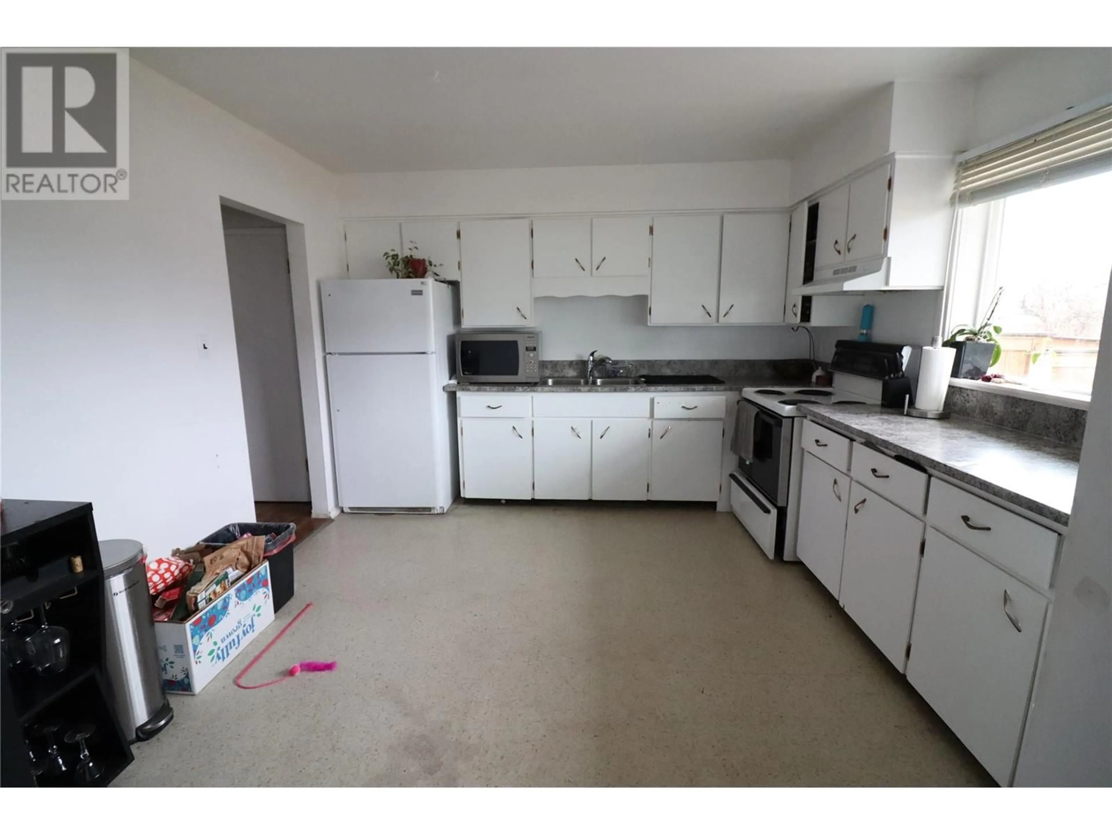 Standard kitchen, unknown for 158/160 VICARS Road, Kamloops British Columbia V2C4N2