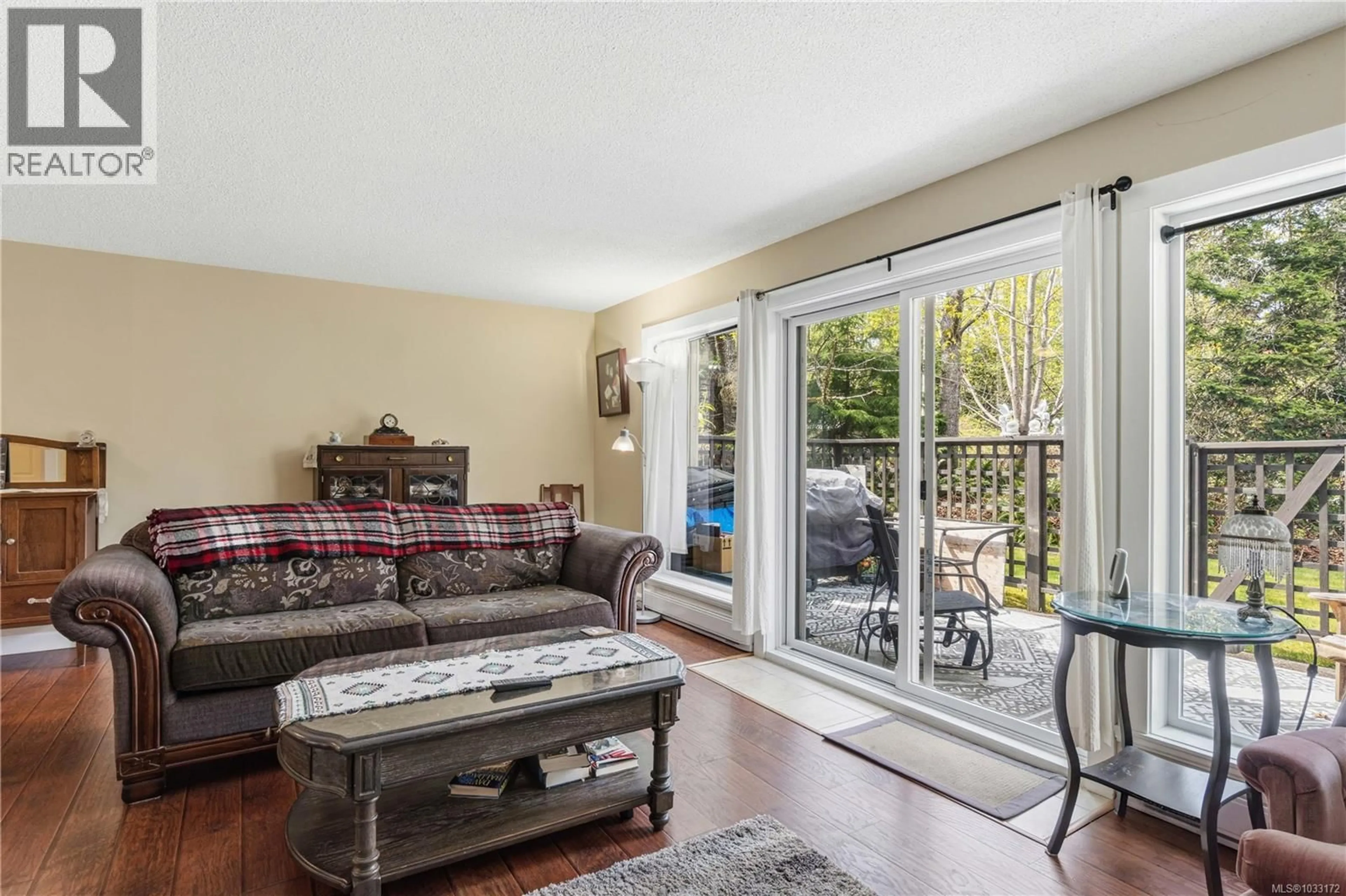 Living room with furniture, wood/laminate floor for 3 - 3350 ISLAND HIGHWAY, Qualicum Beach British Columbia V9K2S2