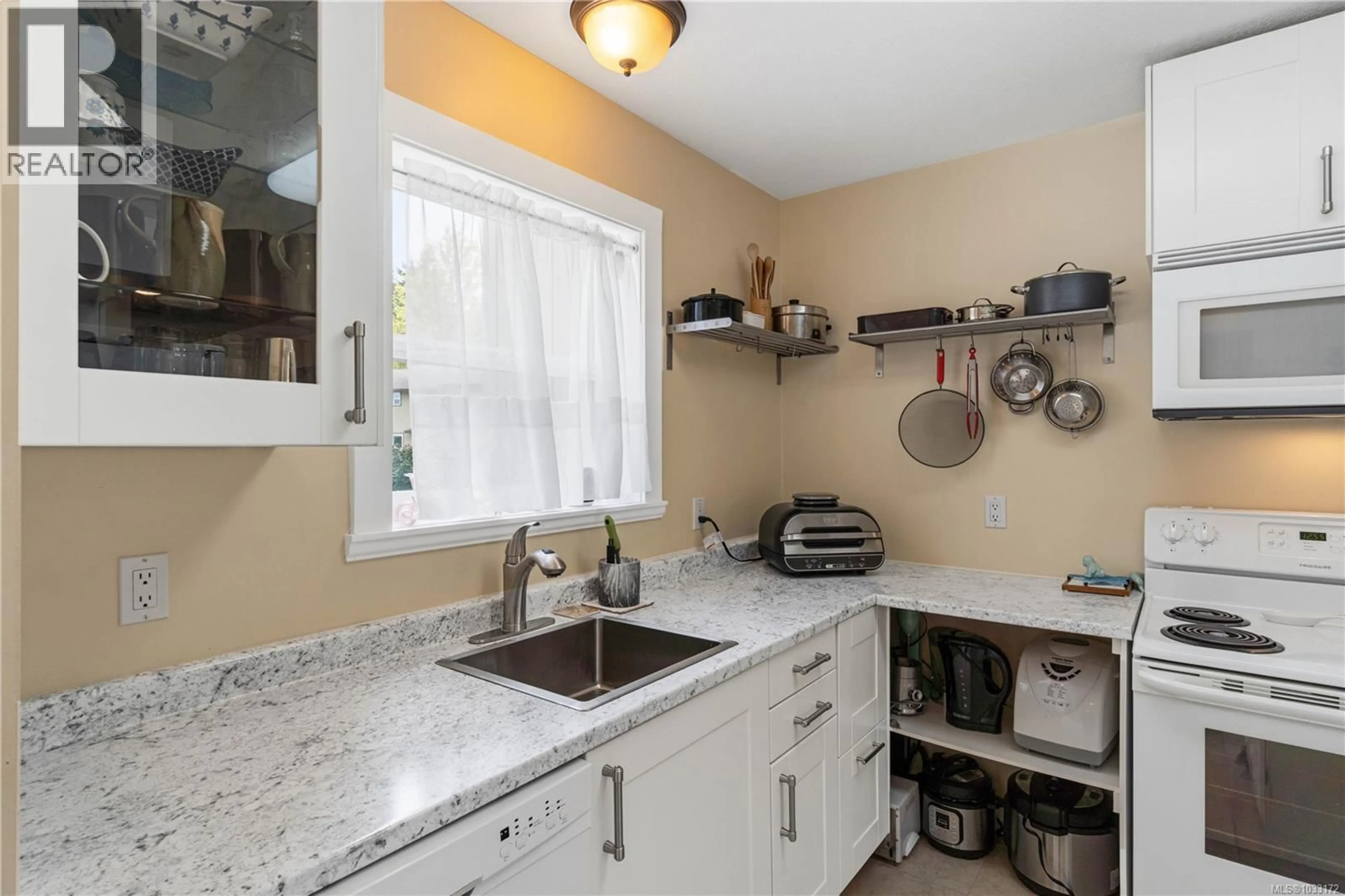 Standard kitchen, ceramic/tile floor for 3 - 3350 ISLAND HIGHWAY, Qualicum Beach British Columbia V9K2S2