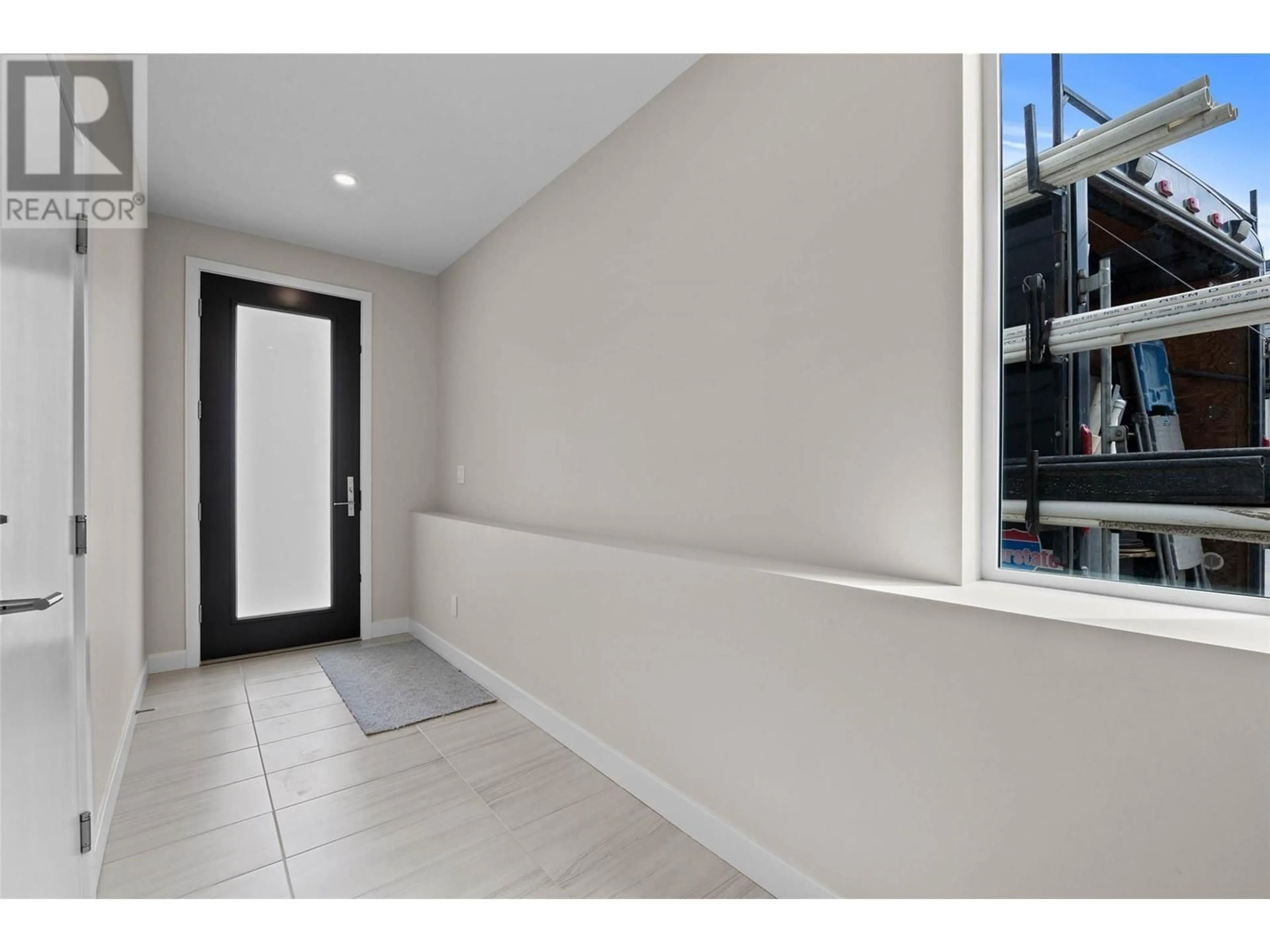 Indoor entryway for 121 - 2045 STAGECOACH DRIVE, Kamloops British Columbia V2B0H8