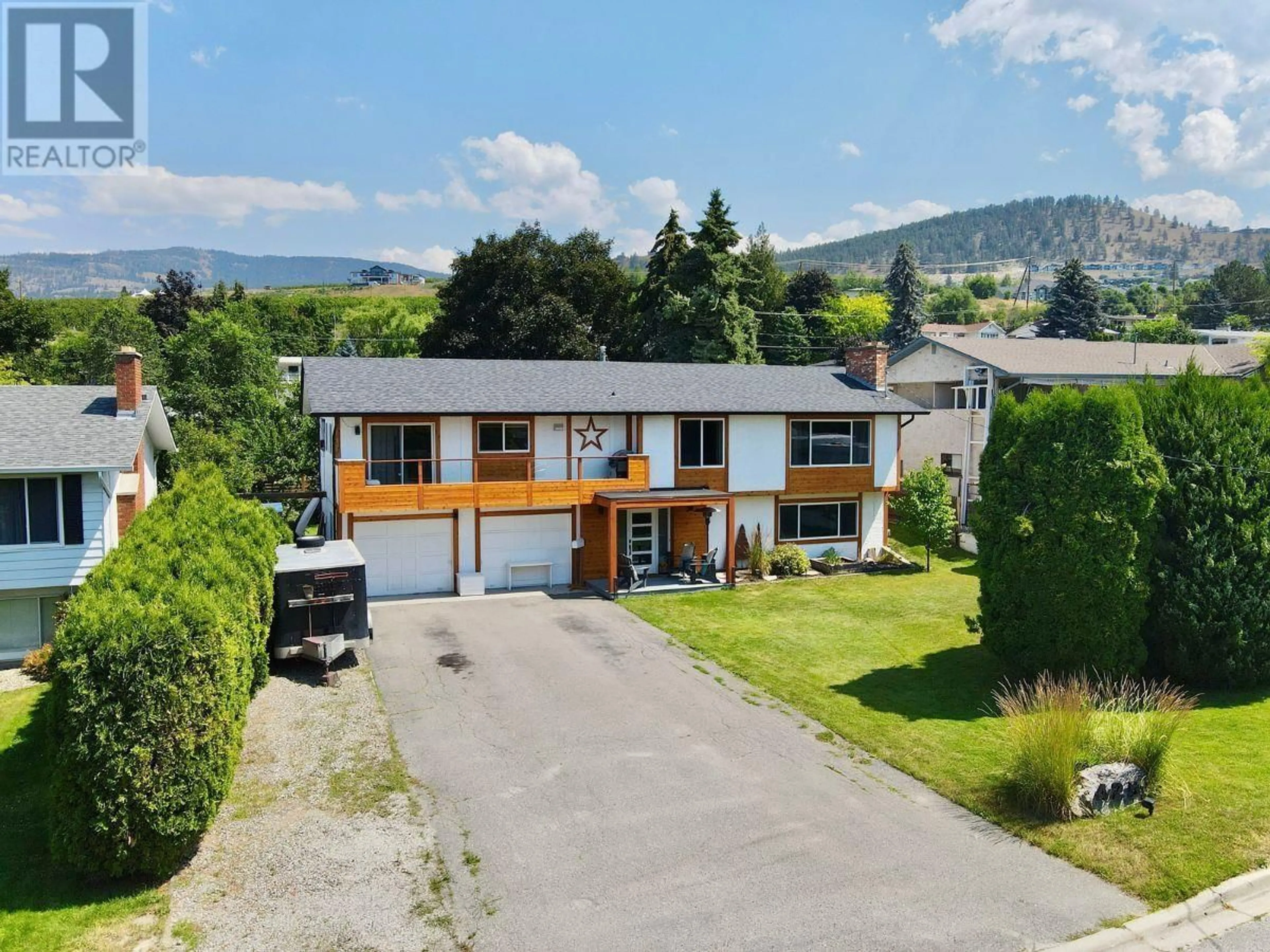 A pic from outside/outdoor area/front of a property/back of a property/a pic from drone, street for 425 Eastbourne Road, Kelowna British Columbia V1X5K7