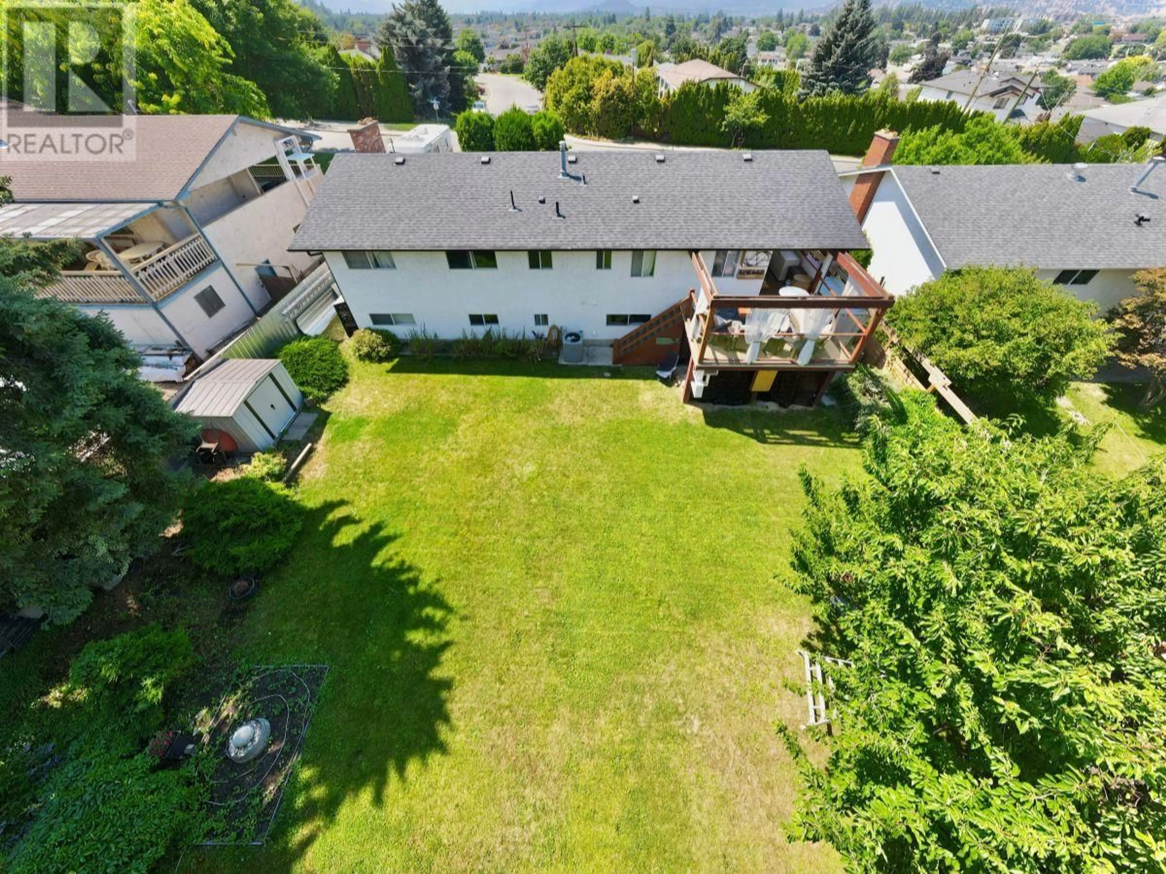 A pic from outside/outdoor area/front of a property/back of a property/a pic from drone, unknown for 425 Eastbourne Road, Kelowna British Columbia V1X5K7